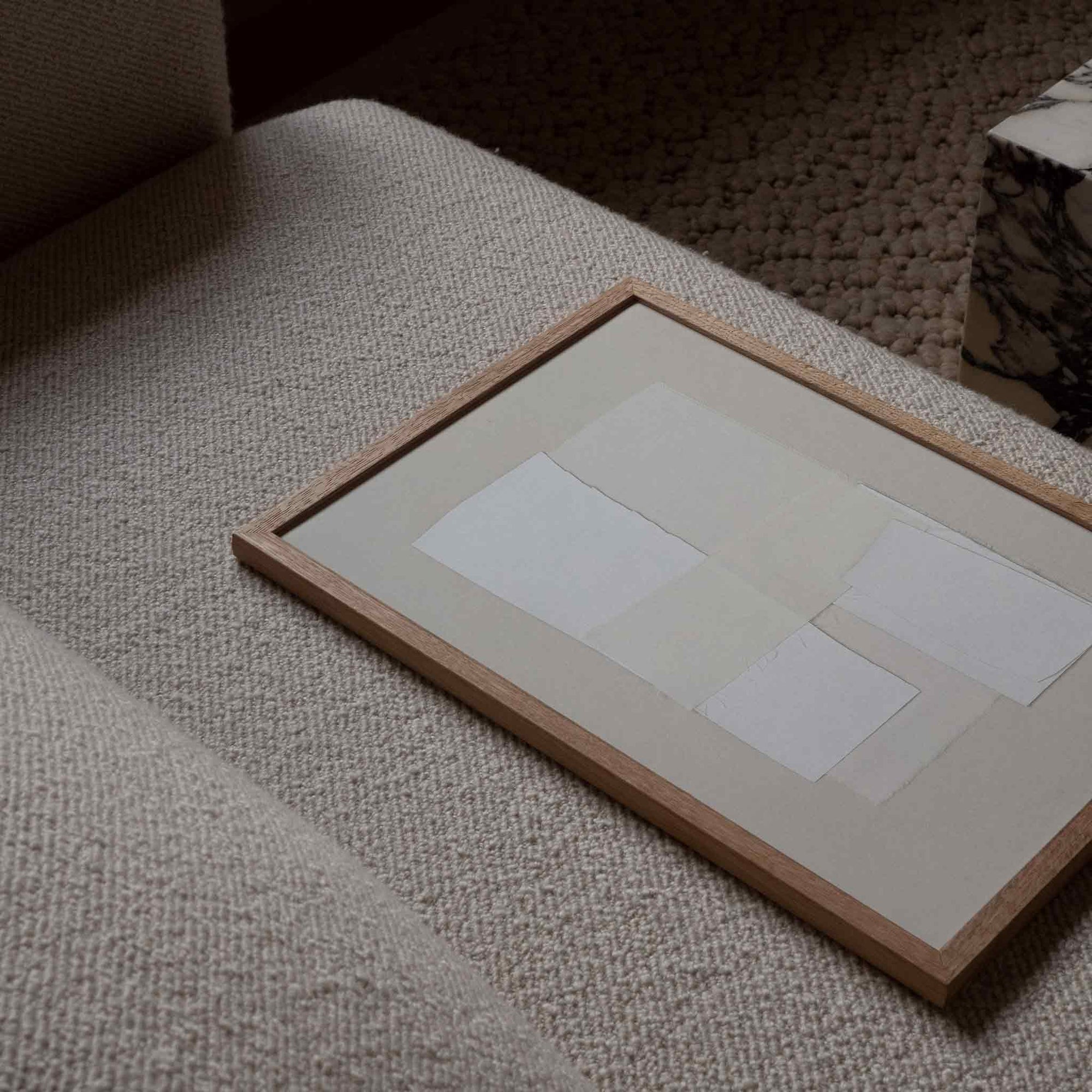 Atelier Cph（アトリエ・シーピーエイチ）は、デンマーク・コペンハーゲンを拠点とするデザインスタジオ兼アートブランドです。ミニマルで構築的なビジュアルを特徴とし、抽象アートやコラージュを中心としたアートポスターを多数手がけています。北欧デザインらしい洗練された感性とバランスの取れた構成美が魅力で、リビング、寝室、書斎、オフィスなど、あらゆる空間に調和と静けさをもたらします。幾何学的なモチーフを用いたアートは、ギャラリーウォールやモダンインテリアのアクセントにも最適。高品質な紙と印刷による仕上がりで、インテリアとしての完成度も高く評価されています。北欧アートポスター、現代アート、ミニマルデザイン、韓国インテリアなど、幅広いスタイルにマッチするスタイリッシュなアートを探している方におすすめです。