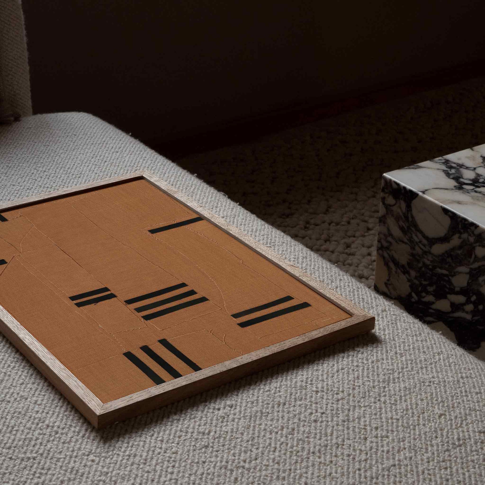 Atelier Cph（アトリエ・シーピーエイチ）は、デンマーク・コペンハーゲンを拠点とするデザインスタジオ兼アートブランドです。ミニマルで構築的なビジュアルを特徴とし、抽象アートやコラージュを中心としたアートポスターを多数手がけています。北欧デザインらしい洗練された感性とバランスの取れた構成美が魅力で、リビング、寝室、書斎、オフィスなど、あらゆる空間に調和と静けさをもたらします。幾何学的なモチーフを用いたアートは、ギャラリーウォールやモダンインテリアのアクセントにも最適。高品質な紙と印刷による仕上がりで、インテリアとしての完成度も高く評価されています。北欧アートポスター、現代アート、ミニマルデザイン、韓国インテリアなど、幅広いスタイルにマッチするスタイリッシュなアートを探している方におすすめです。