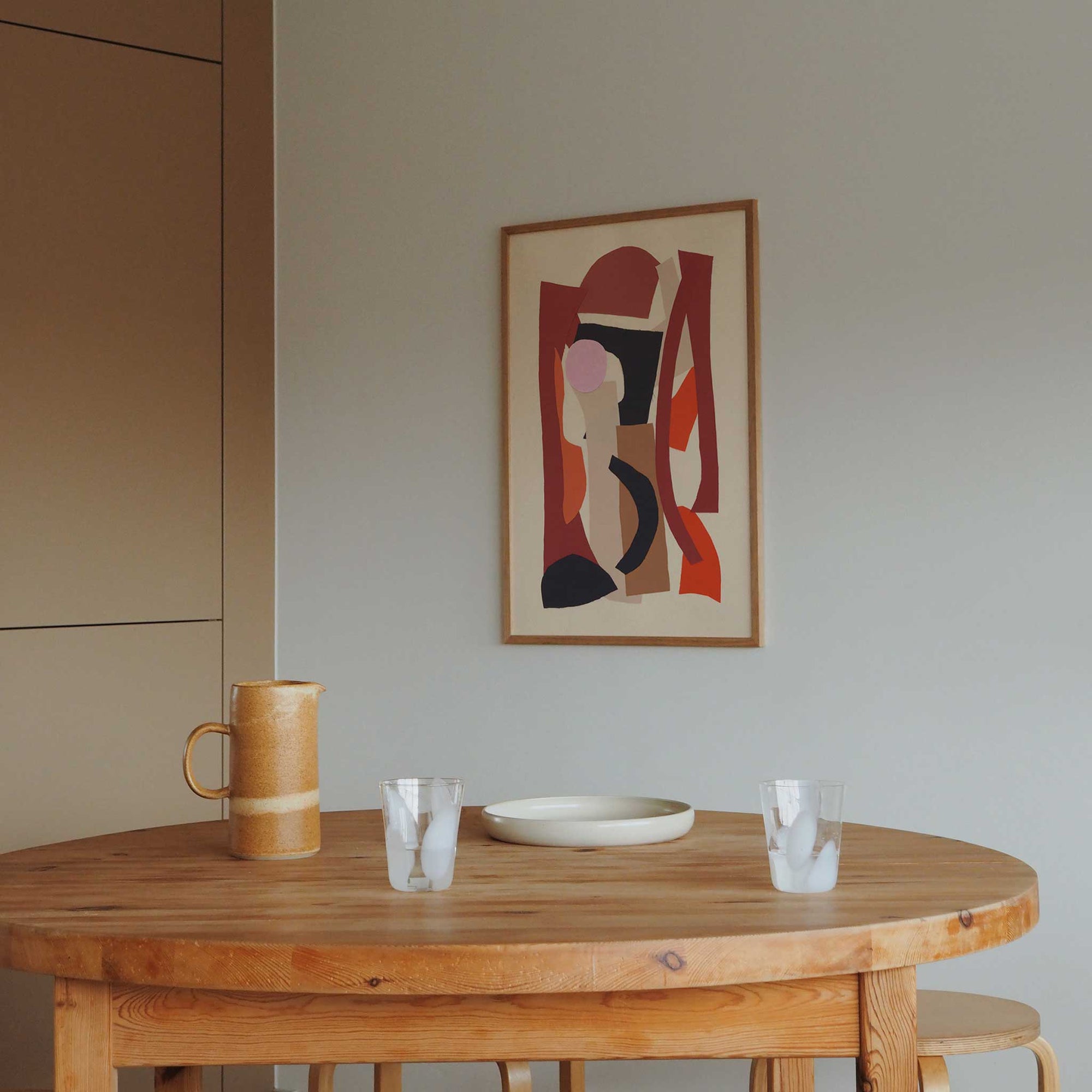 Atelier Cph（アトリエ・シーピーエイチ）は、デンマーク・コペンハーゲンを拠点とするデザインスタジオ兼アートブランドです。ミニマルで構築的なビジュアルを特徴とし、抽象アートやコラージュを中心としたアートポスターを多数手がけています。北欧デザインらしい洗練された感性とバランスの取れた構成美が魅力で、リビング、寝室、書斎、オフィスなど、あらゆる空間に調和と静けさをもたらします。幾何学的なモチーフを用いたアートは、ギャラリーウォールやモダンインテリアのアクセントにも最適。高品質な紙と印刷による仕上がりで、インテリアとしての完成度も高く評価されています。北欧アートポスター、現代アート、ミニマルデザイン、韓国インテリアなど、幅広いスタイルにマッチするスタイリッシュなアートを探している方におすすめです。