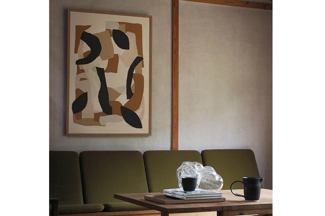 Atelier Cph（アトリエ・シーピーエイチ）は、デンマーク・コペンハーゲンを拠点とするデザインスタジオ兼アートブランドです。ミニマルで構築的なビジュアルを特徴とし、抽象アートやコラージュを中心としたアートポスターを多数手がけています。北欧デザインらしい洗練された感性とバランスの取れた構成美が魅力で、リビング、寝室、書斎、オフィスなど、あらゆる空間に調和と静けさをもたらします。幾何学的なモチーフを用いたアートは、ギャラリーウォールやモダンインテリアのアクセントにも最適。高品質な紙と印刷による仕上がりで、インテリアとしての完成度も高く評価されています。北欧アートポスター、現代アート、ミニマルデザイン、韓国インテリアなど、幅広いスタイルにマッチするスタイリッシュなアートを探している方におすすめです。
