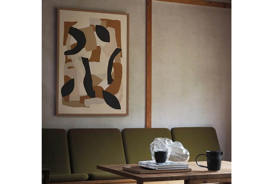 Atelier Cph（アトリエ・シーピーエイチ）は、デンマーク・コペンハーゲンを拠点とするデザインスタジオ兼アートブランドです。ミニマルで構築的なビジュアルを特徴とし、抽象アートやコラージュを中心としたアートポスターを多数手がけています。北欧デザインらしい洗練された感性とバランスの取れた構成美が魅力で、リビング、寝室、書斎、オフィスなど、あらゆる空間に調和と静けさをもたらします。幾何学的なモチーフを用いたアートは、ギャラリーウォールやモダンインテリアのアクセントにも最適。高品質な紙と印刷による仕上がりで、インテリアとしての完成度も高く評価されています。北欧アートポスター、現代アート、ミニマルデザイン、韓国インテリアなど、幅広いスタイルにマッチするスタイリッシュなアートを探している方におすすめです。