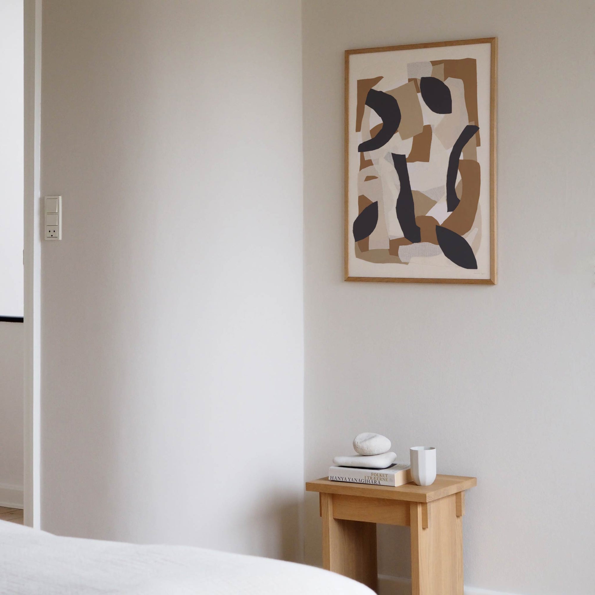 Atelier Cph（アトリエ・シーピーエイチ）は、デンマーク・コペンハーゲンを拠点とするデザインスタジオ兼アートブランドです。ミニマルで構築的なビジュアルを特徴とし、抽象アートやコラージュを中心としたアートポスターを多数手がけています。北欧デザインらしい洗練された感性とバランスの取れた構成美が魅力で、リビング、寝室、書斎、オフィスなど、あらゆる空間に調和と静けさをもたらします。幾何学的なモチーフを用いたアートは、ギャラリーウォールやモダンインテリアのアクセントにも最適。高品質な紙と印刷による仕上がりで、インテリアとしての完成度も高く評価されています。北欧アートポスター、現代アート、ミニマルデザイン、韓国インテリアなど、幅広いスタイルにマッチするスタイリッシュなアートを探している方におすすめです。