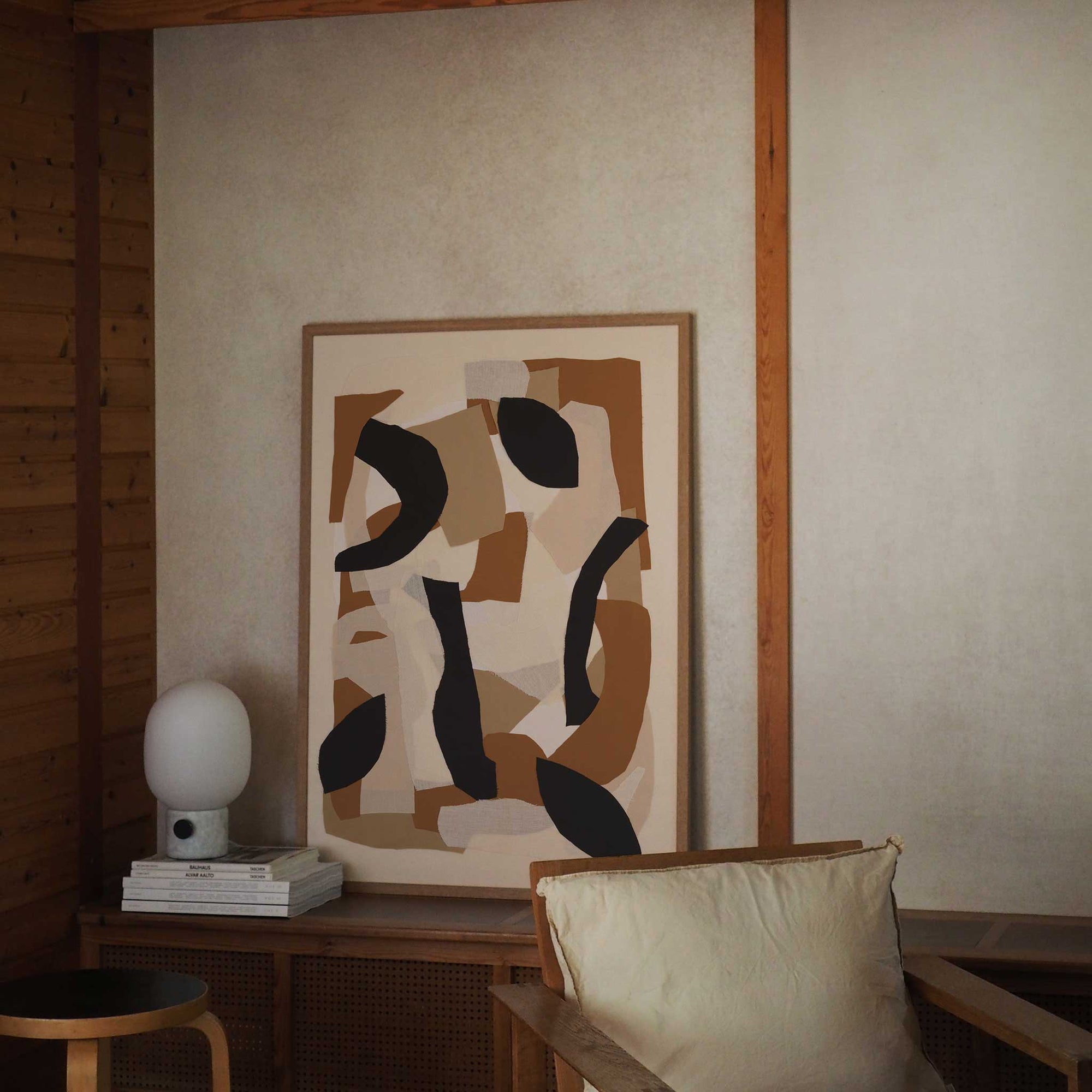 Atelier Cph（アトリエ・シーピーエイチ）は、デンマーク・コペンハーゲンを拠点とするデザインスタジオ兼アートブランドです。ミニマルで構築的なビジュアルを特徴とし、抽象アートやコラージュを中心としたアートポスターを多数手がけています。北欧デザインらしい洗練された感性とバランスの取れた構成美が魅力で、リビング、寝室、書斎、オフィスなど、あらゆる空間に調和と静けさをもたらします。幾何学的なモチーフを用いたアートは、ギャラリーウォールやモダンインテリアのアクセントにも最適。高品質な紙と印刷による仕上がりで、インテリアとしての完成度も高く評価されています。北欧アートポスター、現代アート、ミニマルデザイン、韓国インテリアなど、幅広いスタイルにマッチするスタイリッシュなアートを探している方におすすめです。
