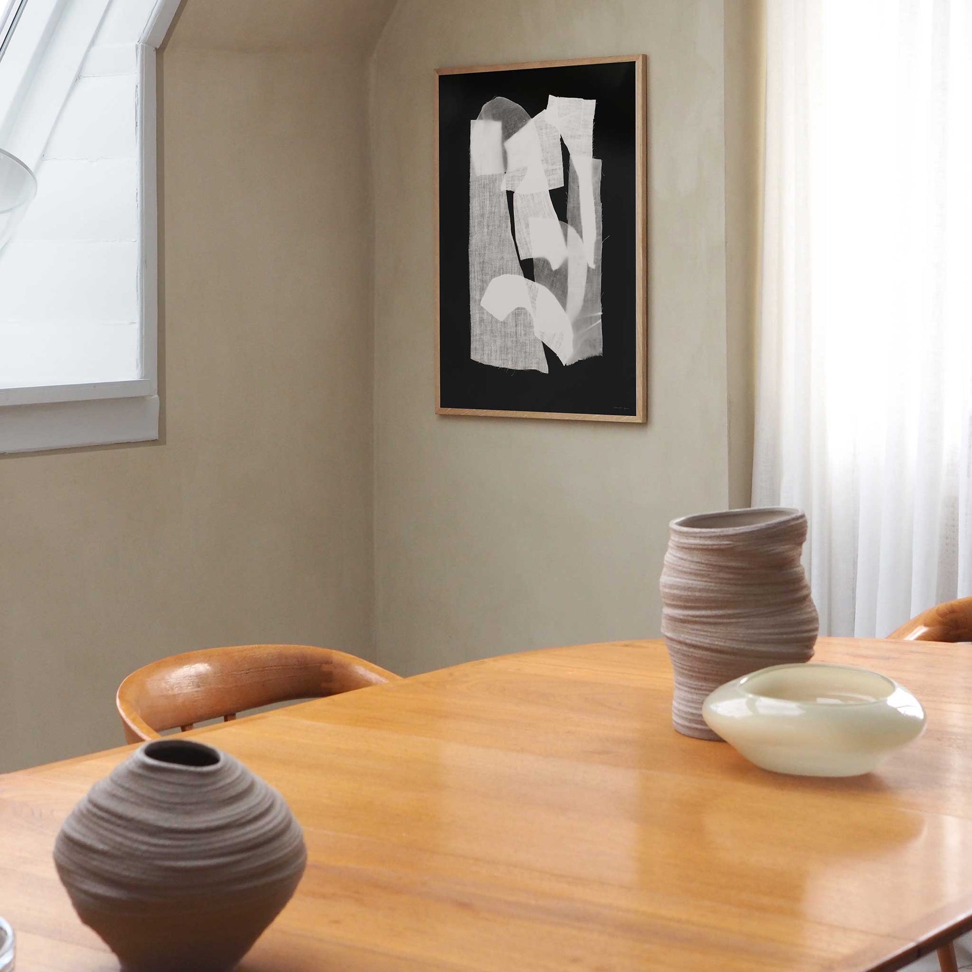 ATELIER CPHはデンマークのクリエイティブスタジオです。"トレンド予報のSARA"と"アートディレクターのMANDY"によって2012年に設立され、革新的なアイテムを発表しています。こちらのポスターコレクションは、生地を異なる抽象的な形と幾何学的な形にカットし、布のテクスチャを感じられる様にデンマークの写真家"Jonas"によってHasselbladのカメラで撮影されています。これらは、コペンハーゲン中心部の古いビスケット工場で作成されています。