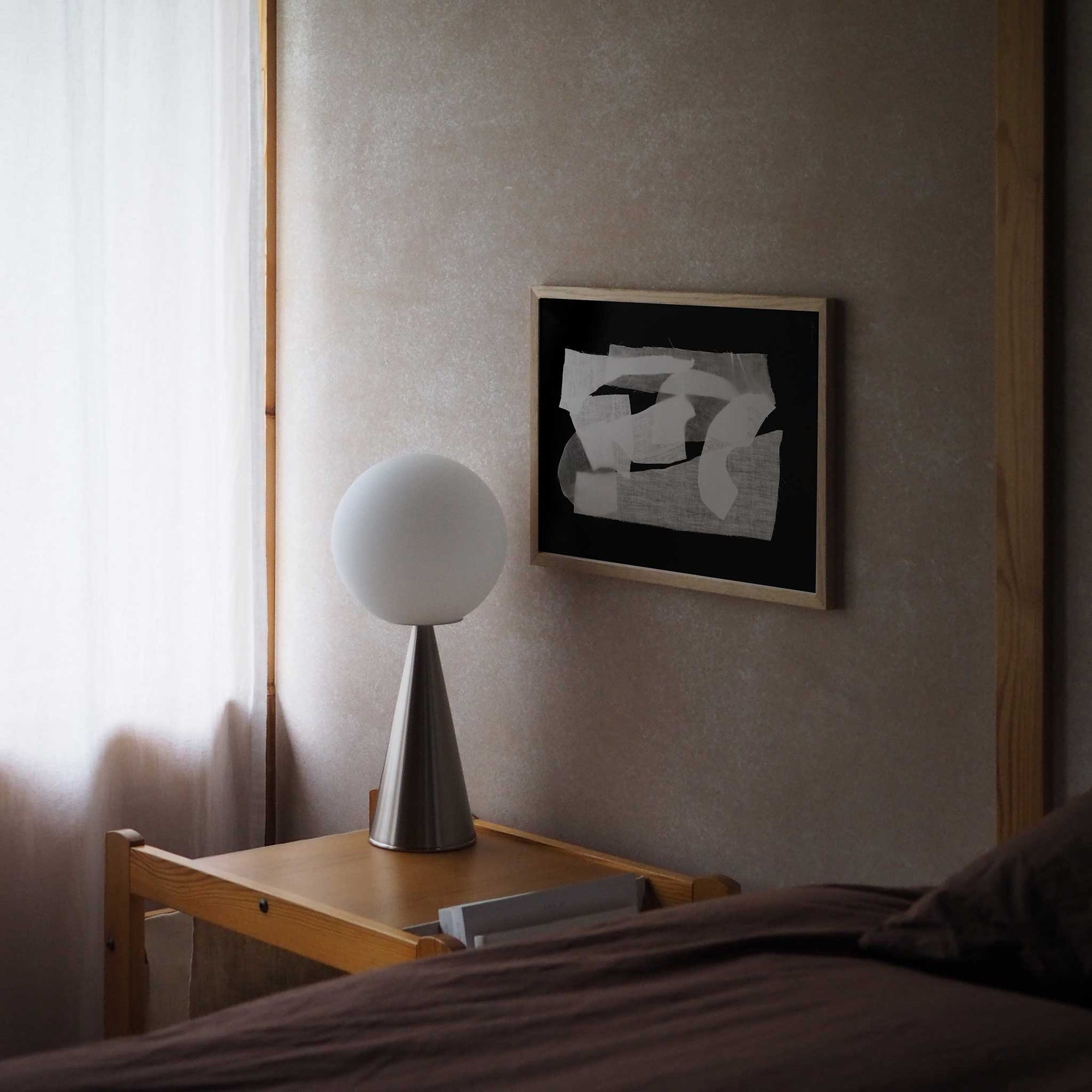 ATELIER CPHはデンマークのクリエイティブスタジオです。"トレンド予報のSARA"と"アートディレクターのMANDY"によって2012年に設立され、革新的なアイテムを発表しています。こちらのポスターコレクションは、生地を異なる抽象的な形と幾何学的な形にカットし、布のテクスチャを感じられる様にデンマークの写真家"Jonas"によってHasselbladのカメラで撮影されています。これらは、コペンハーゲン中心部の古いビスケット工場で作成されています。