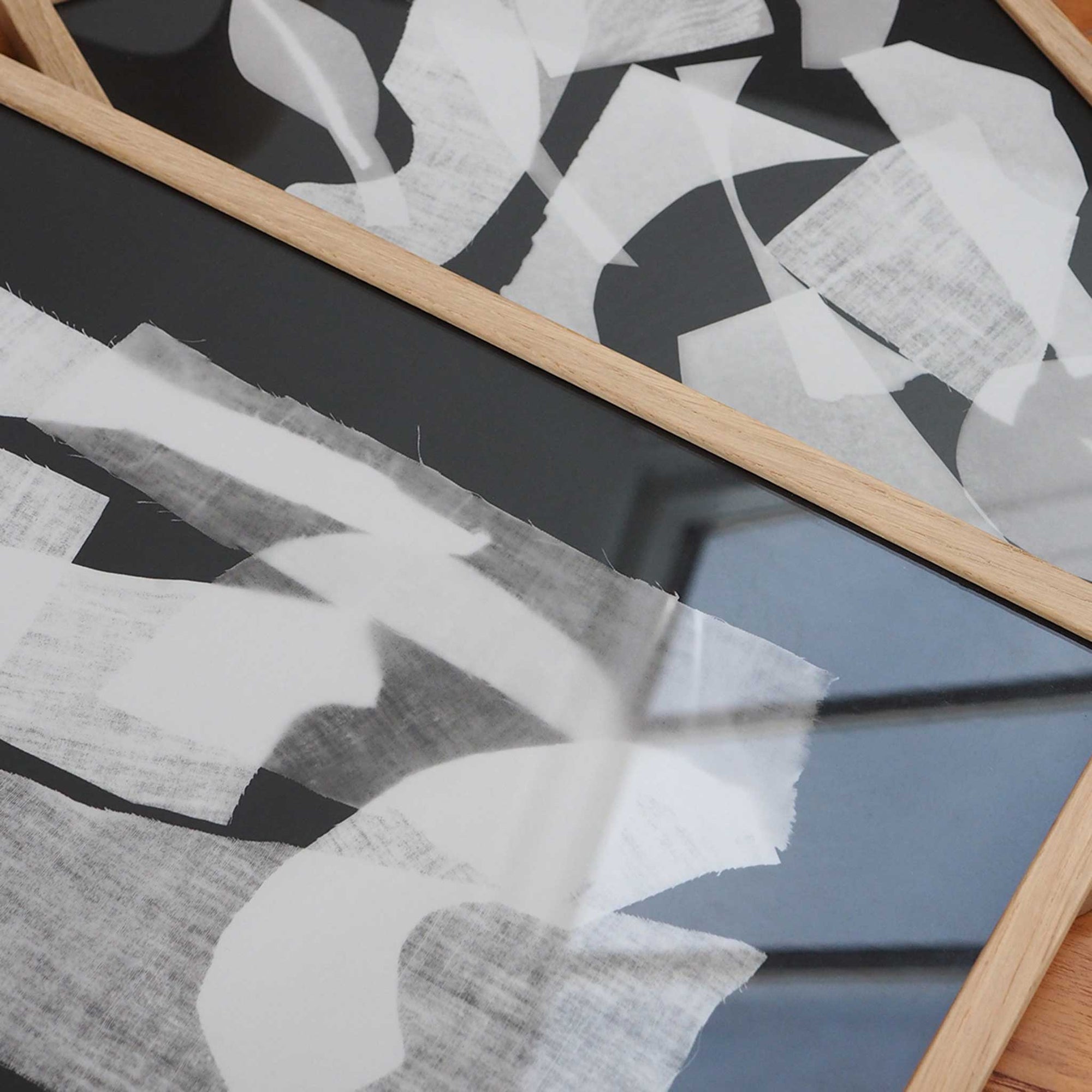 ATELIER CPHはデンマークのクリエイティブスタジオです。"トレンド予報のSARA"と"アートディレクターのMANDY"によって2012年に設立され、革新的なアイテムを発表しています。こちらのポスターコレクションは、生地を異なる抽象的な形と幾何学的な形にカットし、布のテクスチャを感じられる様にデンマークの写真家"Jonas"によってHasselbladのカメラで撮影されています。これらは、コペンハーゲン中心部の古いビスケット工場で作成されています。