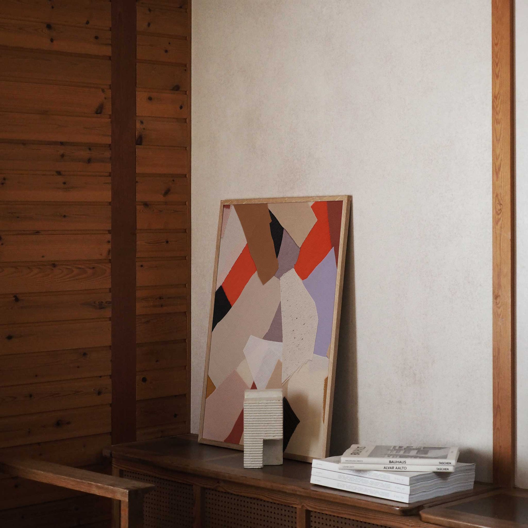 Atelier Cph（アトリエ・シーピーエイチ）は、デンマーク・コペンハーゲンを拠点とするデザインスタジオ兼アートブランドです。ミニマルで構築的なビジュアルを特徴とし、抽象アートやコラージュを中心としたアートポスターを多数手がけています。北欧デザインらしい洗練された感性とバランスの取れた構成美が魅力で、リビング、寝室、書斎、オフィスなど、あらゆる空間に調和と静けさをもたらします。幾何学的なモチーフを用いたアートは、ギャラリーウォールやモダンインテリアのアクセントにも最適。高品質な紙と印刷による仕上がりで、インテリアとしての完成度も高く評価されています。北欧アートポスター、現代アート、ミニマルデザイン、韓国インテリアなど、幅広いスタイルにマッチするスタイリッシュなアートを探している方におすすめです。