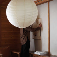 Atelier Cph（アトリエ・シーピーエイチ）は、デンマーク・コペンハーゲンを拠点とするデザインスタジオ兼アートブランドです。ミニマルで構築的なビジュアルを特徴とし、抽象アートやコラージュを中心としたアートポスターを多数手がけています。北欧デザインらしい洗練された感性とバランスの取れた構成美が魅力で、リビング、寝室、書斎、オフィスなど、あらゆる空間に調和と静けさをもたらします。幾何学的なモチーフを用いたアートは、ギャラリーウォールやモダンインテリアのアクセントにも最適。高品質な紙と印刷による仕上がりで、インテリアとしての完成度も高く評価されています。北欧アートポスター、現代アート、ミニマルデザイン、韓国インテリアなど、幅広いスタイルにマッチするスタイリッシュなアートを探している方におすすめです。