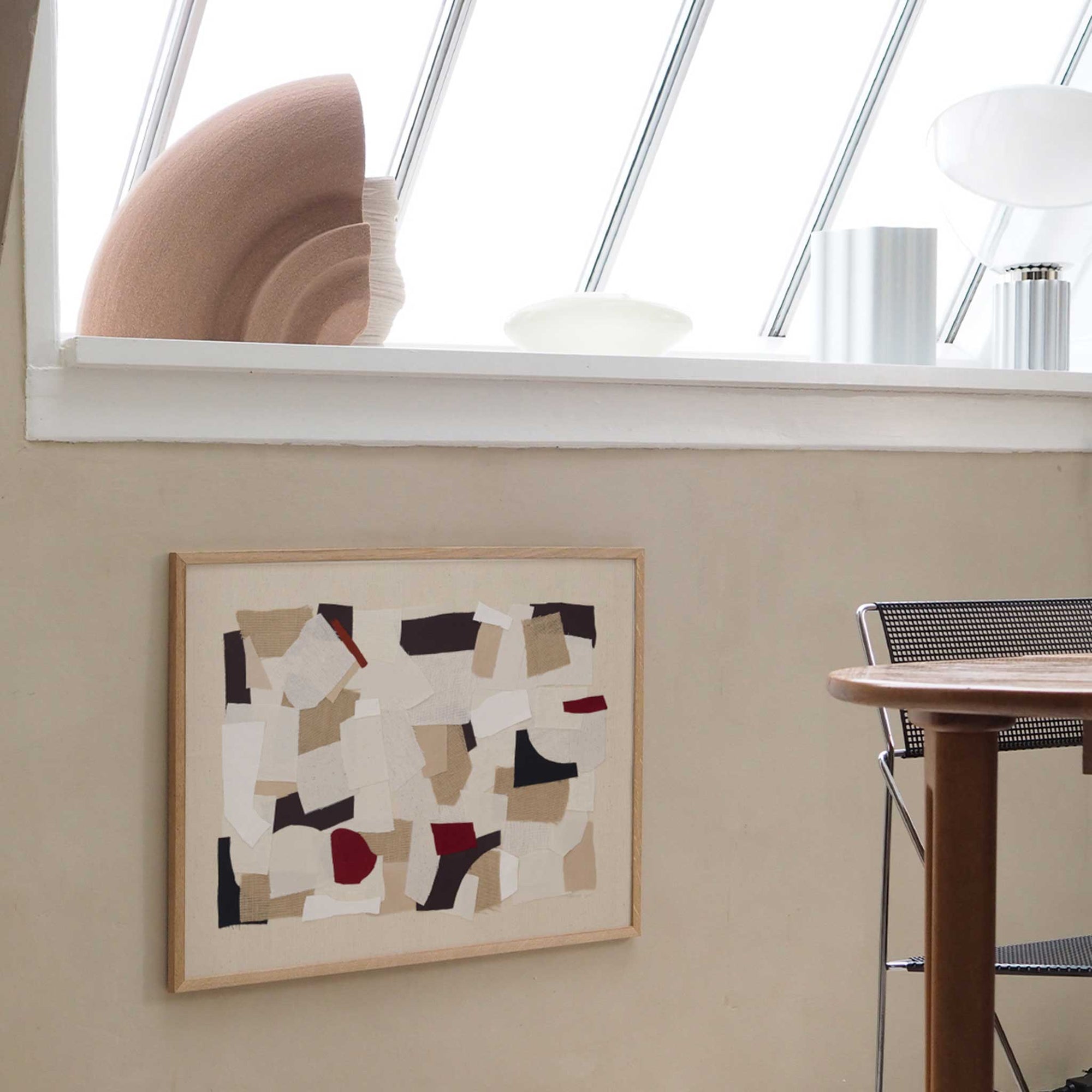 Atelier Cph（アトリエ・シーピーエイチ）は、デンマーク・コペンハーゲンを拠点とするデザインスタジオ兼アートブランドです。ミニマルで構築的なビジュアルを特徴とし、抽象アートやコラージュを中心としたアートポスターを多数手がけています。北欧デザインらしい洗練された感性とバランスの取れた構成美が魅力で、リビング、寝室、書斎、オフィスなど、あらゆる空間に調和と静けさをもたらします。幾何学的なモチーフを用いたアートは、ギャラリーウォールやモダンインテリアのアクセントにも最適。高品質な紙と印刷による仕上がりで、インテリアとしての完成度も高く評価されています。北欧アートポスター、現代アート、ミニマルデザイン、韓国インテリアなど、幅広いスタイルにマッチするスタイリッシュなアートを探している方におすすめです。