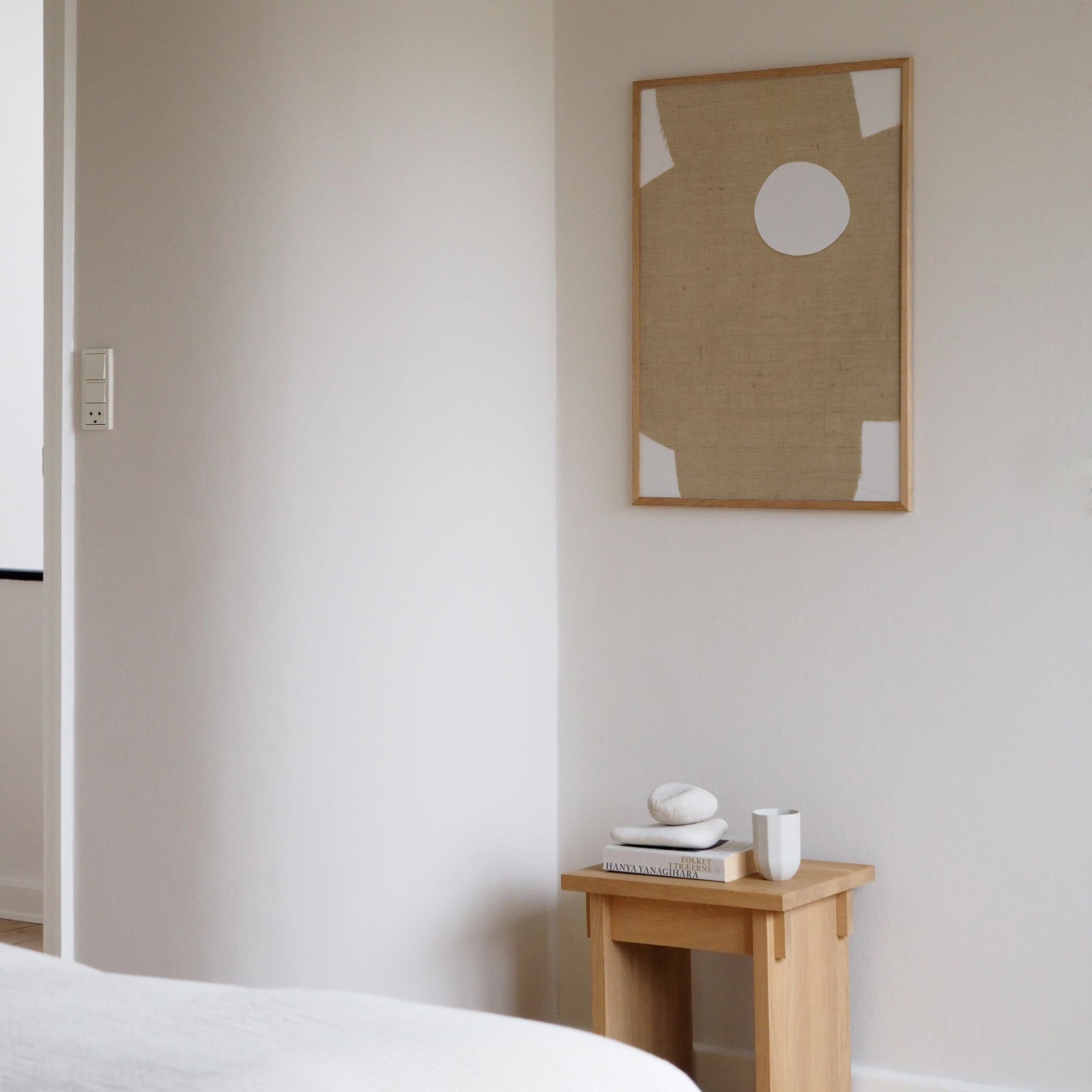 Atelier Cph（アトリエ・シーピーエイチ）は、デンマーク・コペンハーゲンを拠点とするデザインスタジオ兼アートブランドです。ミニマルで構築的なビジュアルを特徴とし、抽象アートやコラージュを中心としたアートポスターを多数手がけています。北欧デザインらしい洗練された感性とバランスの取れた構成美が魅力で、リビング、寝室、書斎、オフィスなど、あらゆる空間に調和と静けさをもたらします。幾何学的なモチーフを用いたアートは、ギャラリーウォールやモダンインテリアのアクセントにも最適。高品質な紙と印刷による仕上がりで、インテリアとしての完成度も高く評価されています。北欧アートポスター、現代アート、ミニマルデザイン、韓国インテリアなど、幅広いスタイルにマッチするスタイリッシュなアートを探している方におすすめです。