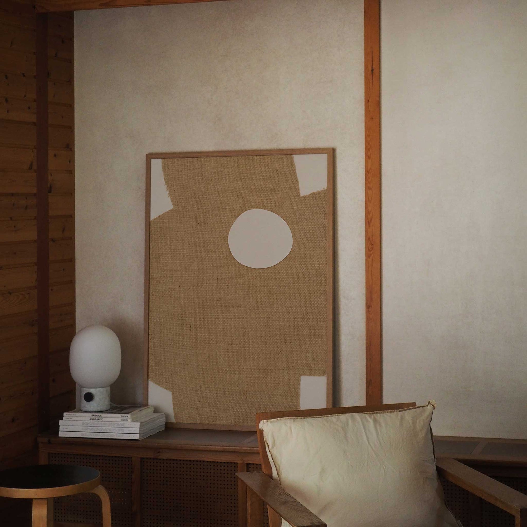 Atelier Cph（アトリエ・シーピーエイチ）は、デンマーク・コペンハーゲンを拠点とするデザインスタジオ兼アートブランドです。ミニマルで構築的なビジュアルを特徴とし、抽象アートやコラージュを中心としたアートポスターを多数手がけています。北欧デザインらしい洗練された感性とバランスの取れた構成美が魅力で、リビング、寝室、書斎、オフィスなど、あらゆる空間に調和と静けさをもたらします。幾何学的なモチーフを用いたアートは、ギャラリーウォールやモダンインテリアのアクセントにも最適。高品質な紙と印刷による仕上がりで、インテリアとしての完成度も高く評価されています。北欧アートポスター、現代アート、ミニマルデザイン、韓国インテリアなど、幅広いスタイルにマッチするスタイリッシュなアートを探している方におすすめです。