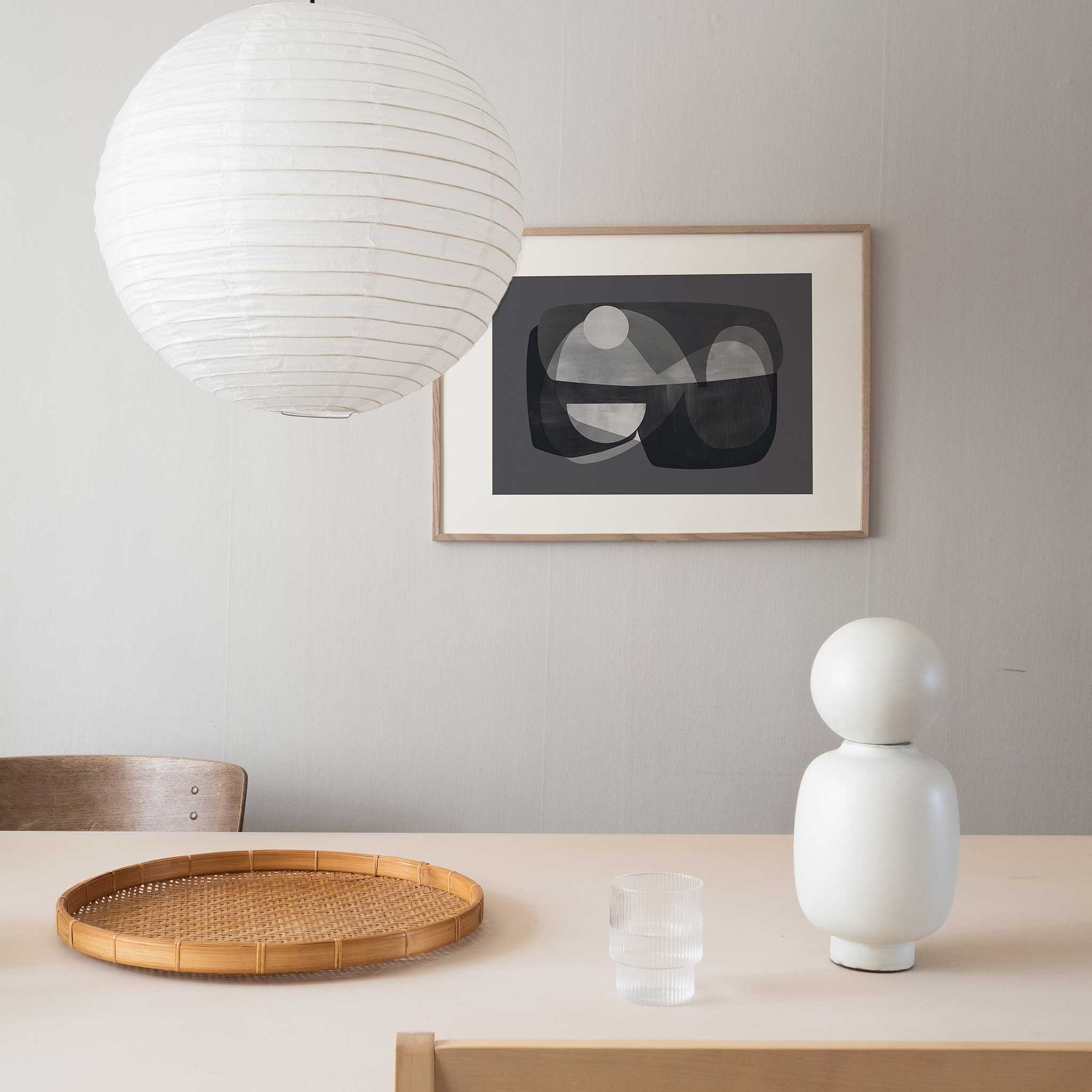 Atelier Cph（アトリエ・シーピーエイチ）は、デンマーク・コペンハーゲンを拠点とするデザインスタジオ兼アートブランドです。ミニマルで構築的なビジュアルを特徴とし、抽象アートやコラージュを中心としたアートポスターを多数手がけています。北欧デザインらしい洗練された感性とバランスの取れた構成美が魅力で、リビング、寝室、書斎、オフィスなど、あらゆる空間に調和と静けさをもたらします。幾何学的なモチーフを用いたアートは、ギャラリーウォールやモダンインテリアのアクセントにも最適。高品質な紙と印刷による仕上がりで、インテリアとしての完成度も高く評価されています。北欧アートポスター、現代アート、ミニマルデザイン、韓国インテリアなど、幅広いスタイルにマッチするスタイリッシュなアートを探している方におすすめです。