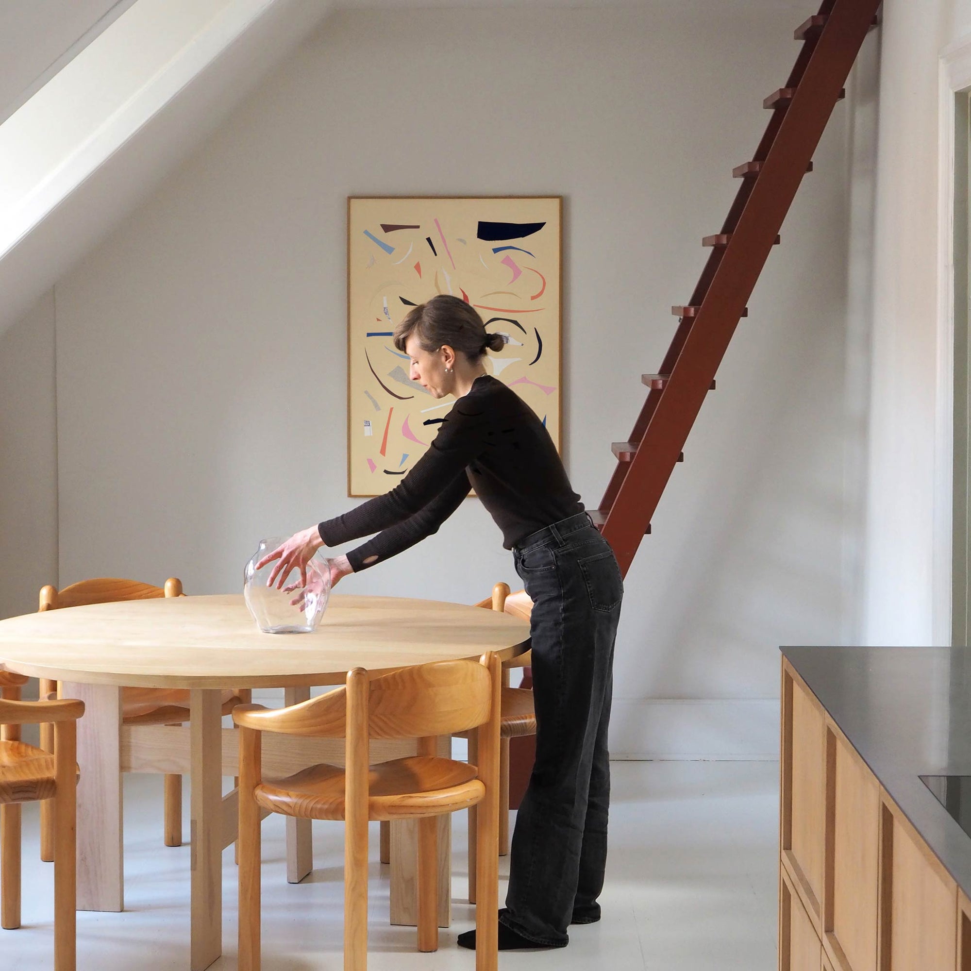 Atelier Cph（アトリエ・シーピーエイチ）は、デンマーク・コペンハーゲンを拠点とするデザインスタジオ兼アートブランドです。ミニマルで構築的なビジュアルを特徴とし、抽象アートやコラージュを中心としたアートポスターを多数手がけています。北欧デザインらしい洗練された感性とバランスの取れた構成美が魅力で、リビング、寝室、書斎、オフィスなど、あらゆる空間に調和と静けさをもたらします。幾何学的なモチーフを用いたアートは、ギャラリーウォールやモダンインテリアのアクセントにも最適。高品質な紙と印刷による仕上がりで、インテリアとしての完成度も高く評価されています。北欧アートポスター、現代アート、ミニマルデザイン、韓国インテリアなど、幅広いスタイルにマッチするスタイリッシュなアートを探している方におすすめです。