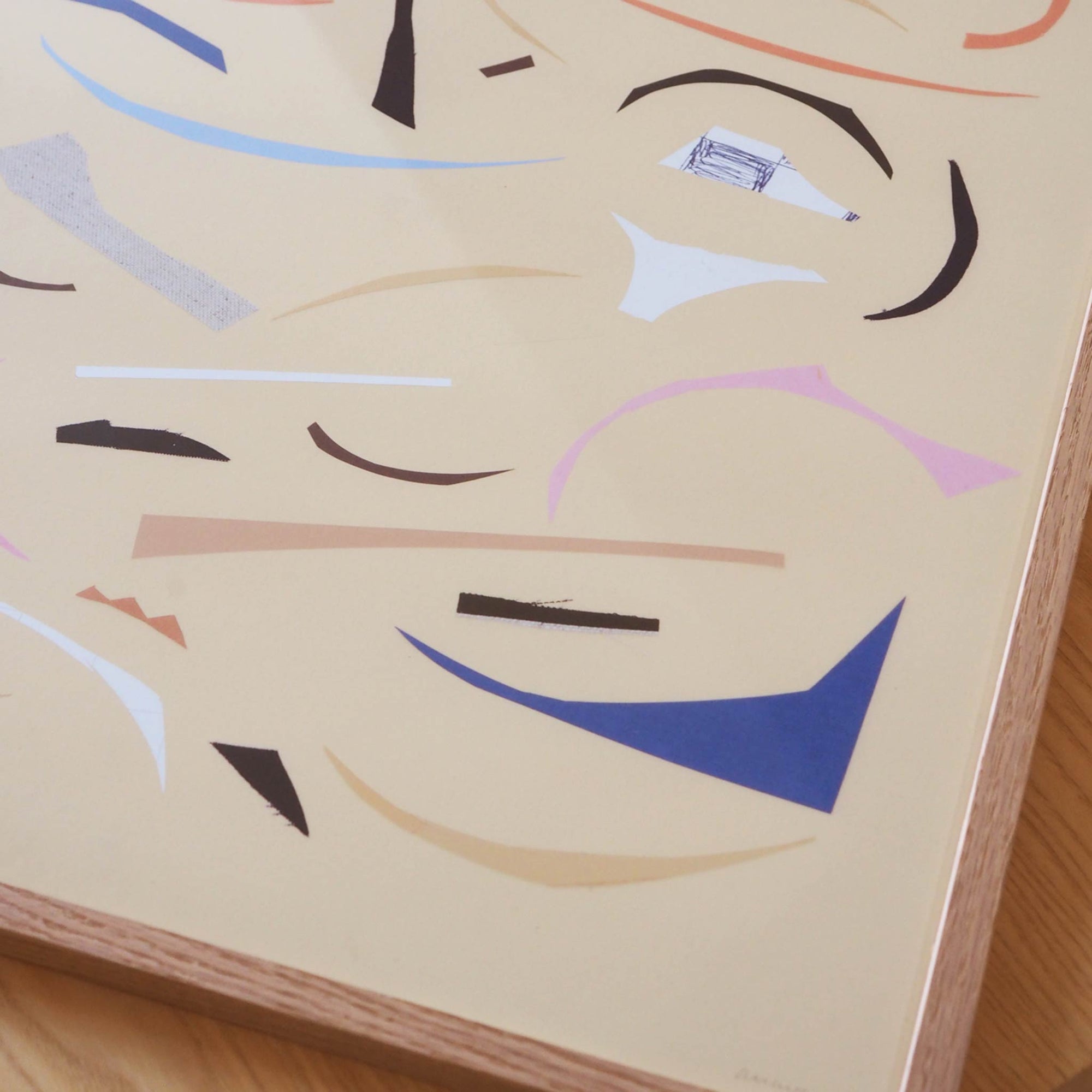 Atelier Cph（アトリエ・シーピーエイチ）は、デンマーク・コペンハーゲンを拠点とするデザインスタジオ兼アートブランドです。ミニマルで構築的なビジュアルを特徴とし、抽象アートやコラージュを中心としたアートポスターを多数手がけています。北欧デザインらしい洗練された感性とバランスの取れた構成美が魅力で、リビング、寝室、書斎、オフィスなど、あらゆる空間に調和と静けさをもたらします。幾何学的なモチーフを用いたアートは、ギャラリーウォールやモダンインテリアのアクセントにも最適。高品質な紙と印刷による仕上がりで、インテリアとしての完成度も高く評価されています。北欧アートポスター、現代アート、ミニマルデザイン、韓国インテリアなど、幅広いスタイルにマッチするスタイリッシュなアートを探している方におすすめです。