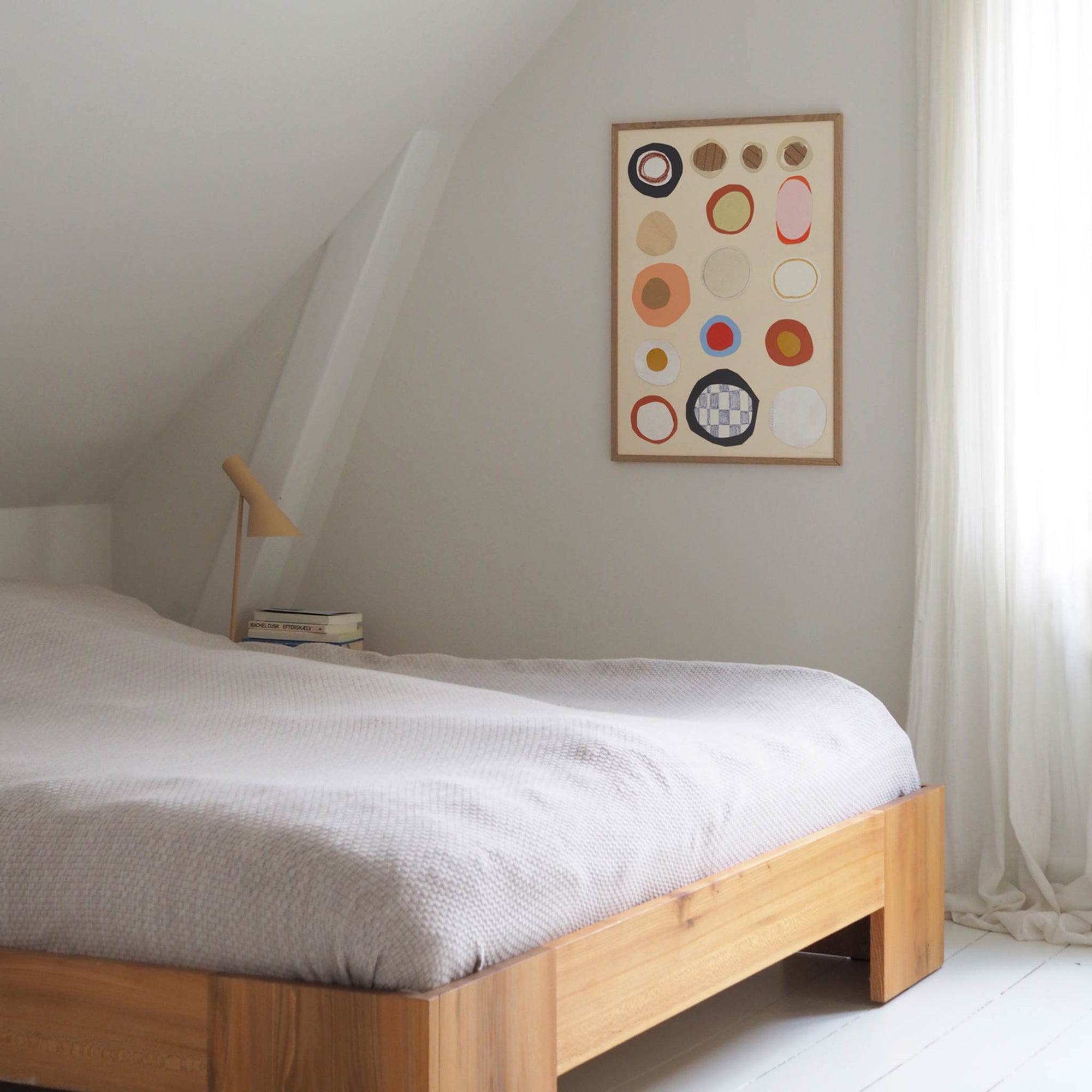 Atelier Cph（アトリエ・シーピーエイチ）は、デンマーク・コペンハーゲンを拠点とするデザインスタジオ兼アートブランドです。ミニマルで構築的なビジュアルを特徴とし、抽象アートやコラージュを中心としたアートポスターを多数手がけています。北欧デザインらしい洗練された感性とバランスの取れた構成美が魅力で、リビング、寝室、書斎、オフィスなど、あらゆる空間に調和と静けさをもたらします。幾何学的なモチーフを用いたアートは、ギャラリーウォールやモダンインテリアのアクセントにも最適。高品質な紙と印刷による仕上がりで、インテリアとしての完成度も高く評価されています。北欧アートポスター、現代アート、ミニマルデザイン、韓国インテリアなど、幅広いスタイルにマッチするスタイリッシュなアートを探している方におすすめです。