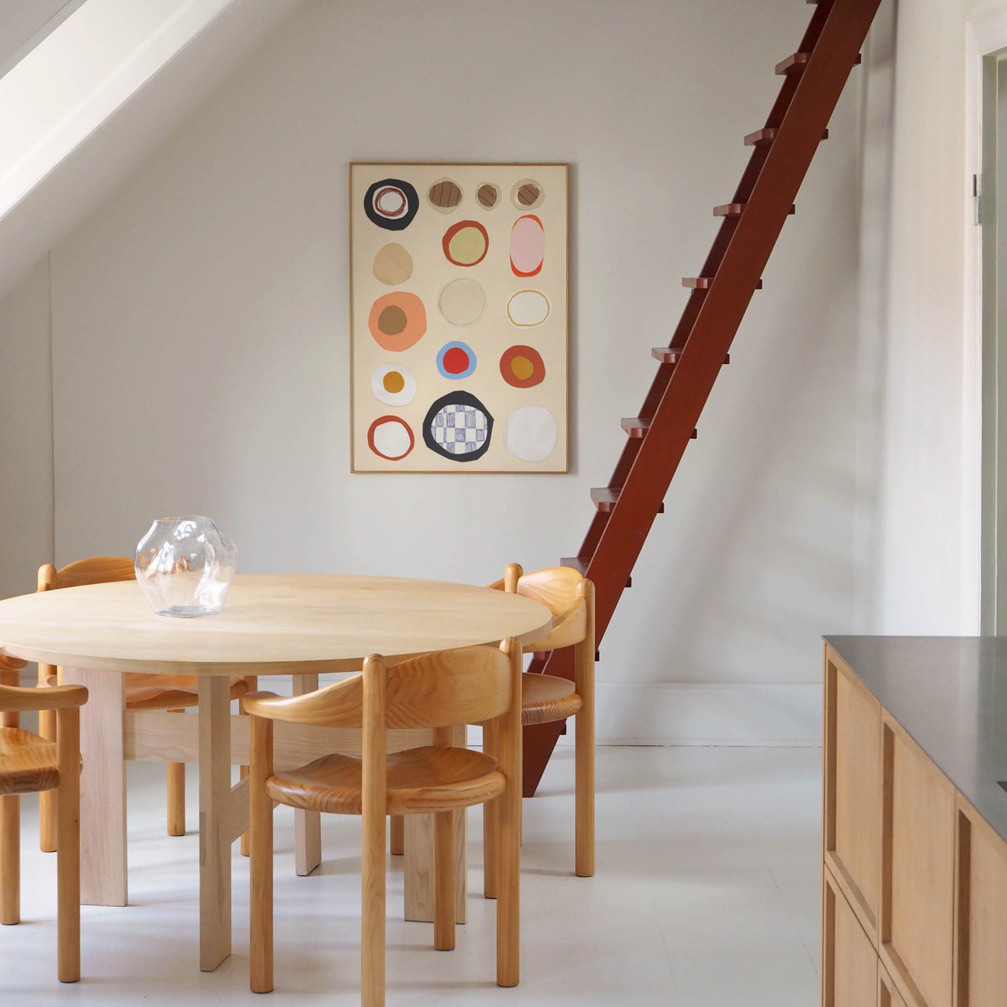 Atelier Cph（アトリエ・シーピーエイチ）は、デンマーク・コペンハーゲンを拠点とするデザインスタジオ兼アートブランドです。ミニマルで構築的なビジュアルを特徴とし、抽象アートやコラージュを中心としたアートポスターを多数手がけています。北欧デザインらしい洗練された感性とバランスの取れた構成美が魅力で、リビング、寝室、書斎、オフィスなど、あらゆる空間に調和と静けさをもたらします。幾何学的なモチーフを用いたアートは、ギャラリーウォールやモダンインテリアのアクセントにも最適。高品質な紙と印刷による仕上がりで、インテリアとしての完成度も高く評価されています。北欧アートポスター、現代アート、ミニマルデザイン、韓国インテリアなど、幅広いスタイルにマッチするスタイリッシュなアートを探している方におすすめです。