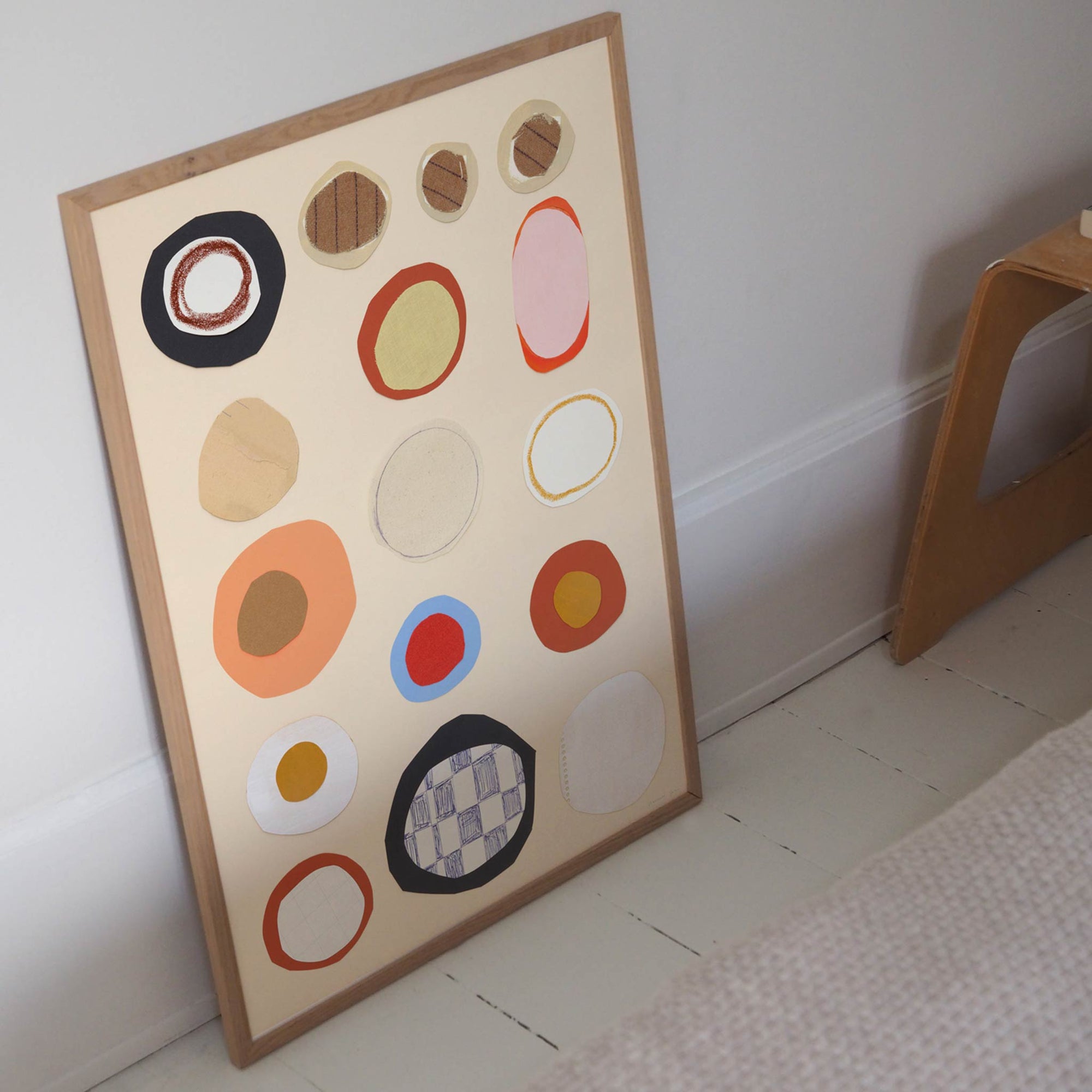 Atelier Cph（アトリエ・シーピーエイチ）は、デンマーク・コペンハーゲンを拠点とするデザインスタジオ兼アートブランドです。ミニマルで構築的なビジュアルを特徴とし、抽象アートやコラージュを中心としたアートポスターを多数手がけています。北欧デザインらしい洗練された感性とバランスの取れた構成美が魅力で、リビング、寝室、書斎、オフィスなど、あらゆる空間に調和と静けさをもたらします。幾何学的なモチーフを用いたアートは、ギャラリーウォールやモダンインテリアのアクセントにも最適。高品質な紙と印刷による仕上がりで、インテリアとしての完成度も高く評価されています。北欧アートポスター、現代アート、ミニマルデザイン、韓国インテリアなど、幅広いスタイルにマッチするスタイリッシュなアートを探している方におすすめです。