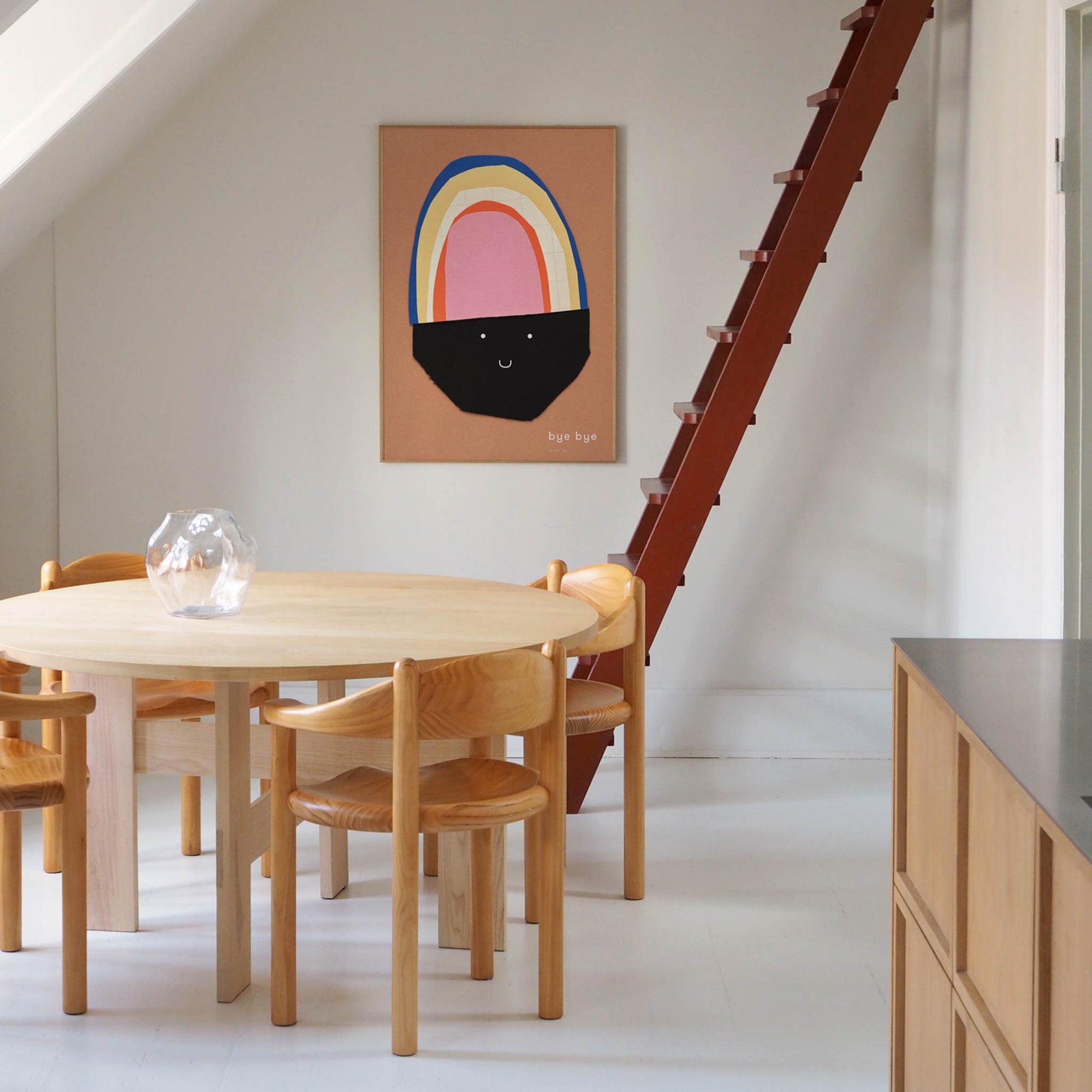 Atelier Cph（アトリエ・シーピーエイチ）は、デンマーク・コペンハーゲンを拠点とするデザインスタジオ兼アートブランドです。ミニマルで構築的なビジュアルを特徴とし、抽象アートやコラージュを中心としたアートポスターを多数手がけています。北欧デザインらしい洗練された感性とバランスの取れた構成美が魅力で、リビング、寝室、書斎、オフィスなど、あらゆる空間に調和と静けさをもたらします。幾何学的なモチーフを用いたアートは、ギャラリーウォールやモダンインテリアのアクセントにも最適。高品質な紙と印刷による仕上がりで、インテリアとしての完成度も高く評価されています。北欧アートポスター、現代アート、ミニマルデザイン、韓国インテリアなど、幅広いスタイルにマッチするスタイリッシュなアートを探している方におすすめです。