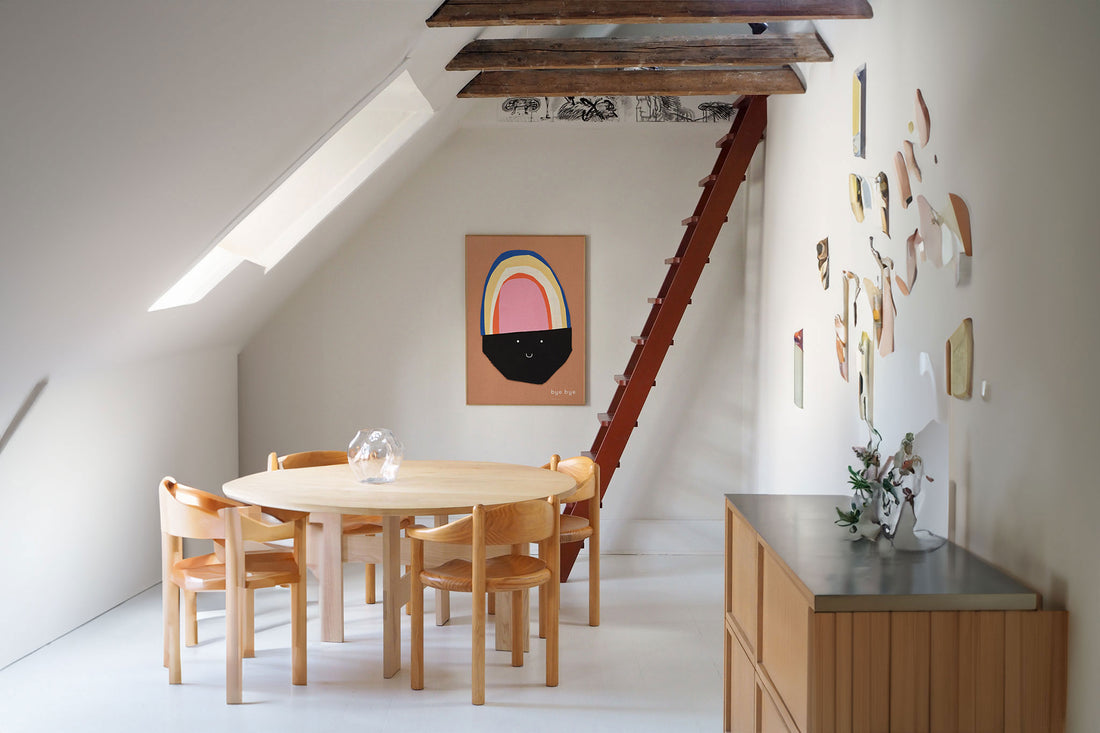 Atelier Cph（アトリエ・シーピーエイチ）は、デンマーク・コペンハーゲンを拠点とするデザインスタジオ兼アートブランドです。ミニマルで構築的なビジュアルを特徴とし、抽象アートやコラージュを中心としたアートポスターを多数手がけています。北欧デザインらしい洗練された感性とバランスの取れた構成美が魅力で、リビング、寝室、書斎、オフィスなど、あらゆる空間に調和と静けさをもたらします。幾何学的なモチーフを用いたアートは、ギャラリーウォールやモダンインテリアのアクセントにも最適。高品質な紙と印刷による仕上がりで、インテリアとしての完成度も高く評価されています。北欧アートポスター、現代アート、ミニマルデザイン、韓国インテリアなど、幅広いスタイルにマッチするスタイリッシュなアートを探している方におすすめです。