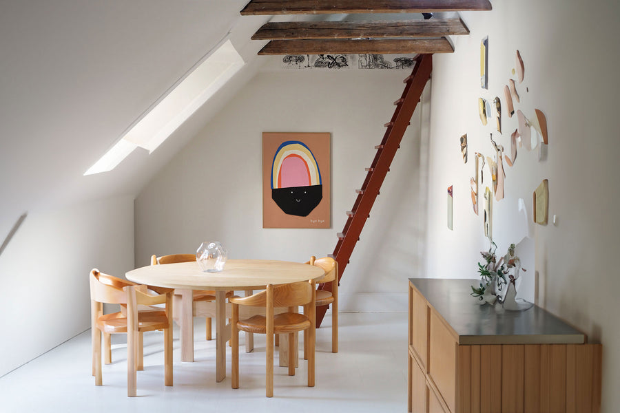 Atelier Cph（アトリエ・シーピーエイチ）は、デンマーク・コペンハーゲンを拠点とするデザインスタジオ兼アートブランドです。ミニマルで構築的なビジュアルを特徴とし、抽象アートやコラージュを中心としたアートポスターを多数手がけています。北欧デザインらしい洗練された感性とバランスの取れた構成美が魅力で、リビング、寝室、書斎、オフィスなど、あらゆる空間に調和と静けさをもたらします。幾何学的なモチーフを用いたアートは、ギャラリーウォールやモダンインテリアのアクセントにも最適。高品質な紙と印刷による仕上がりで、インテリアとしての完成度も高く評価されています。北欧アートポスター、現代アート、ミニマルデザイン、韓国インテリアなど、幅広いスタイルにマッチするスタイリッシュなアートを探している方におすすめです。