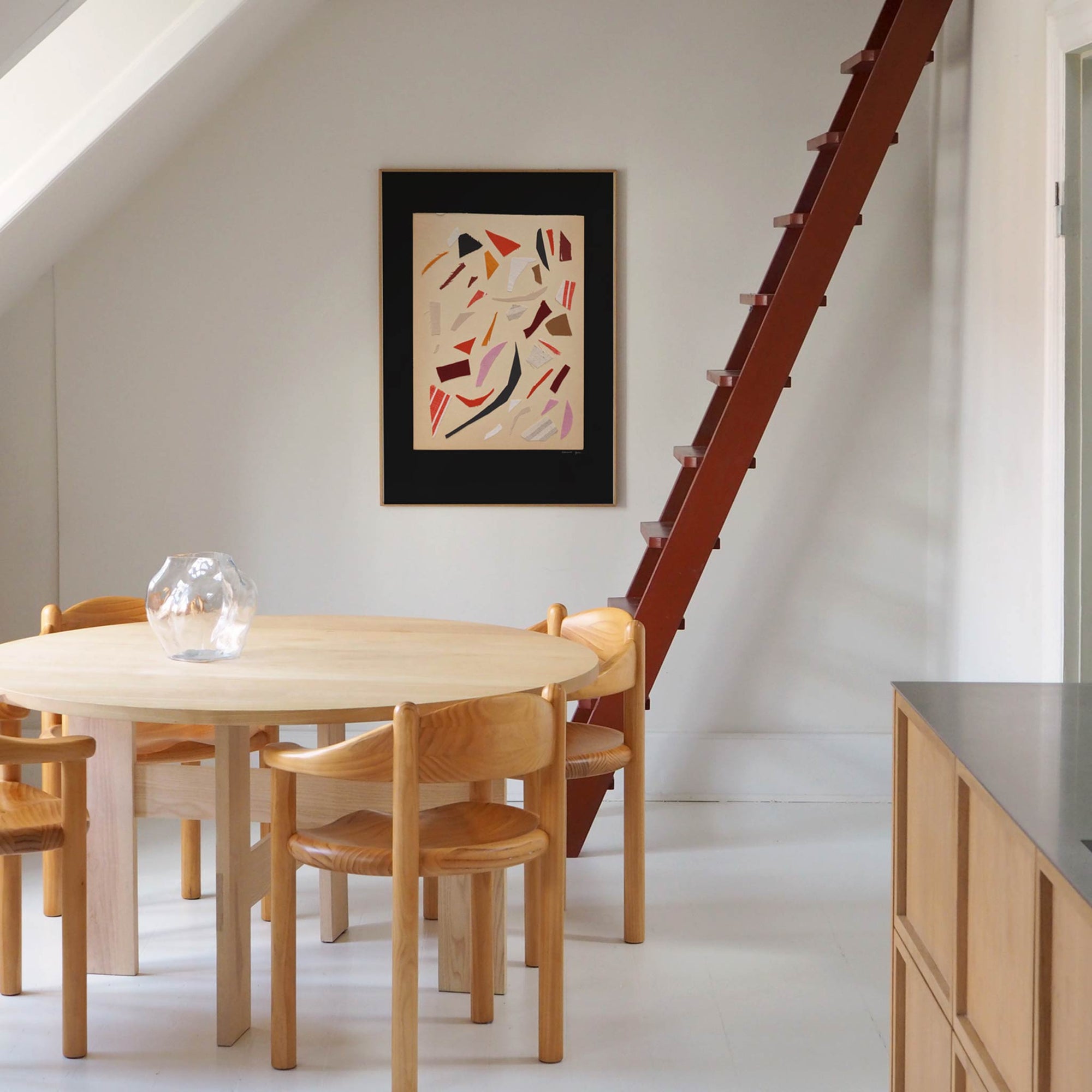 Atelier Cph（アトリエ・シーピーエイチ）は、デンマーク・コペンハーゲンを拠点とするデザインスタジオ兼アートブランドです。ミニマルで構築的なビジュアルを特徴とし、抽象アートやコラージュを中心としたアートポスターを多数手がけています。北欧デザインらしい洗練された感性とバランスの取れた構成美が魅力で、リビング、寝室、書斎、オフィスなど、あらゆる空間に調和と静けさをもたらします。幾何学的なモチーフを用いたアートは、ギャラリーウォールやモダンインテリアのアクセントにも最適。高品質な紙と印刷による仕上がりで、インテリアとしての完成度も高く評価されています。北欧アートポスター、現代アート、ミニマルデザイン、韓国インテリアなど、幅広いスタイルにマッチするスタイリッシュなアートを探している方におすすめです。