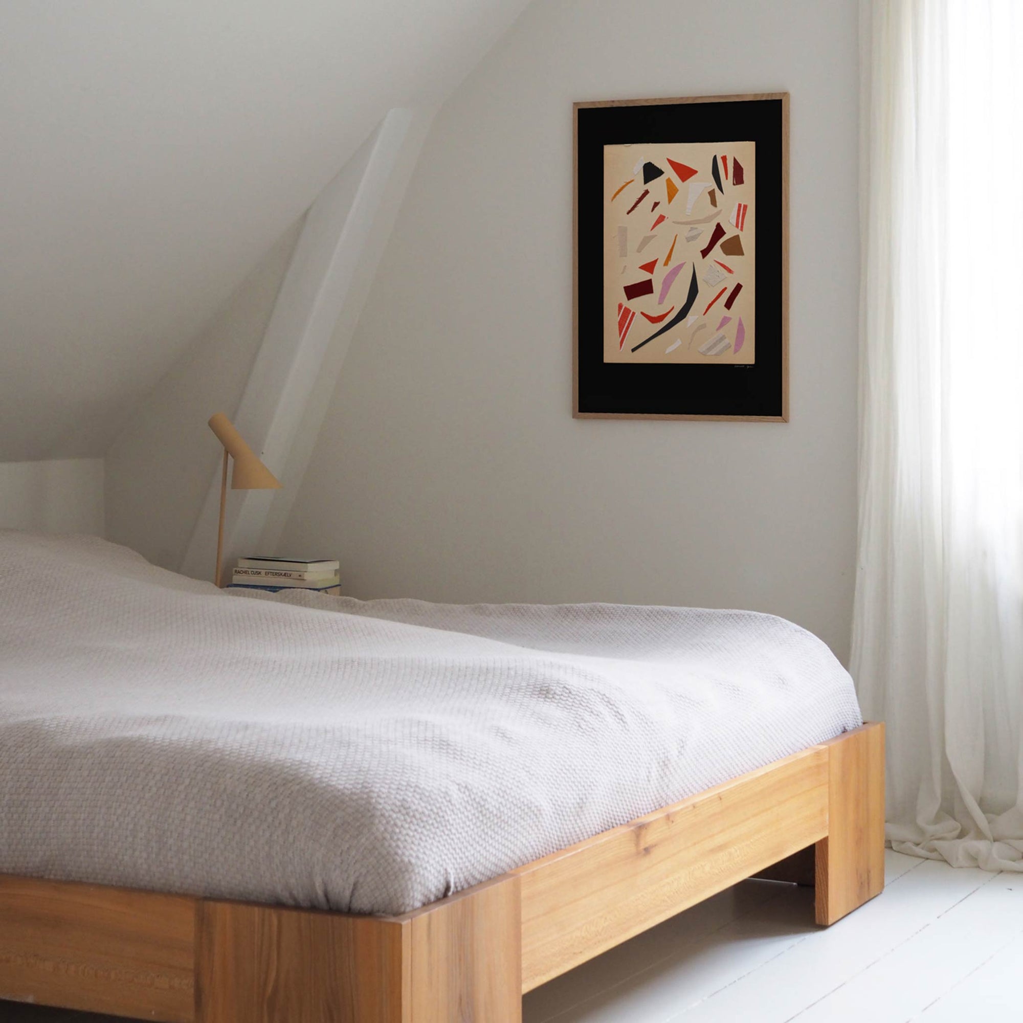 Atelier Cph（アトリエ・シーピーエイチ）は、デンマーク・コペンハーゲンを拠点とするデザインスタジオ兼アートブランドです。ミニマルで構築的なビジュアルを特徴とし、抽象アートやコラージュを中心としたアートポスターを多数手がけています。北欧デザインらしい洗練された感性とバランスの取れた構成美が魅力で、リビング、寝室、書斎、オフィスなど、あらゆる空間に調和と静けさをもたらします。幾何学的なモチーフを用いたアートは、ギャラリーウォールやモダンインテリアのアクセントにも最適。高品質な紙と印刷による仕上がりで、インテリアとしての完成度も高く評価されています。北欧アートポスター、現代アート、ミニマルデザイン、韓国インテリアなど、幅広いスタイルにマッチするスタイリッシュなアートを探している方におすすめです。