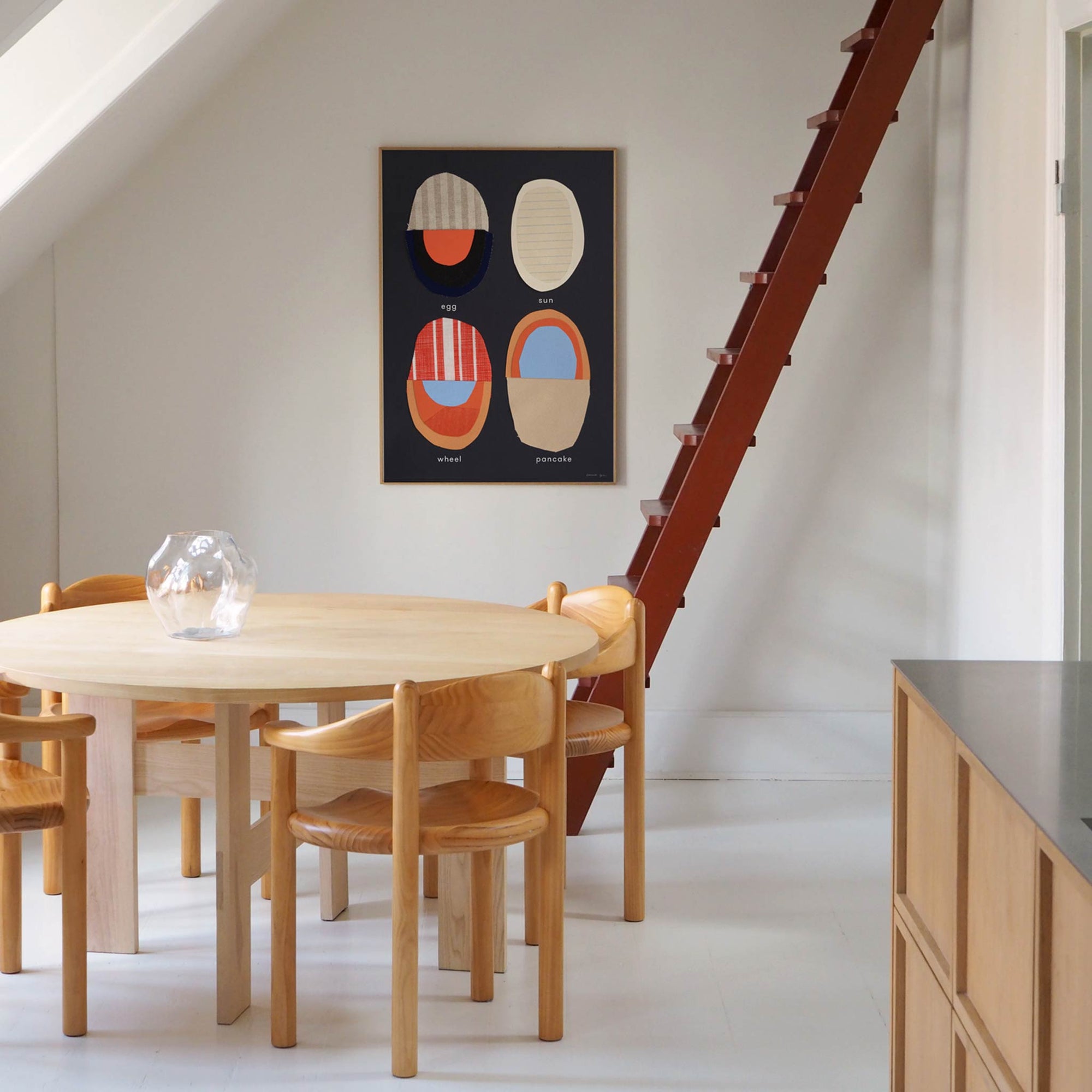 Atelier Cph（アトリエ・シーピーエイチ）は、デンマーク・コペンハーゲンを拠点とするデザインスタジオ兼アートブランドです。ミニマルで構築的なビジュアルを特徴とし、抽象アートやコラージュを中心としたアートポスターを多数手がけています。北欧デザインらしい洗練された感性とバランスの取れた構成美が魅力で、リビング、寝室、書斎、オフィスなど、あらゆる空間に調和と静けさをもたらします。幾何学的なモチーフを用いたアートは、ギャラリーウォールやモダンインテリアのアクセントにも最適。高品質な紙と印刷による仕上がりで、インテリアとしての完成度も高く評価されています。北欧アートポスター、現代アート、ミニマルデザイン、韓国インテリアなど、幅広いスタイルにマッチするスタイリッシュなアートを探している方におすすめです。