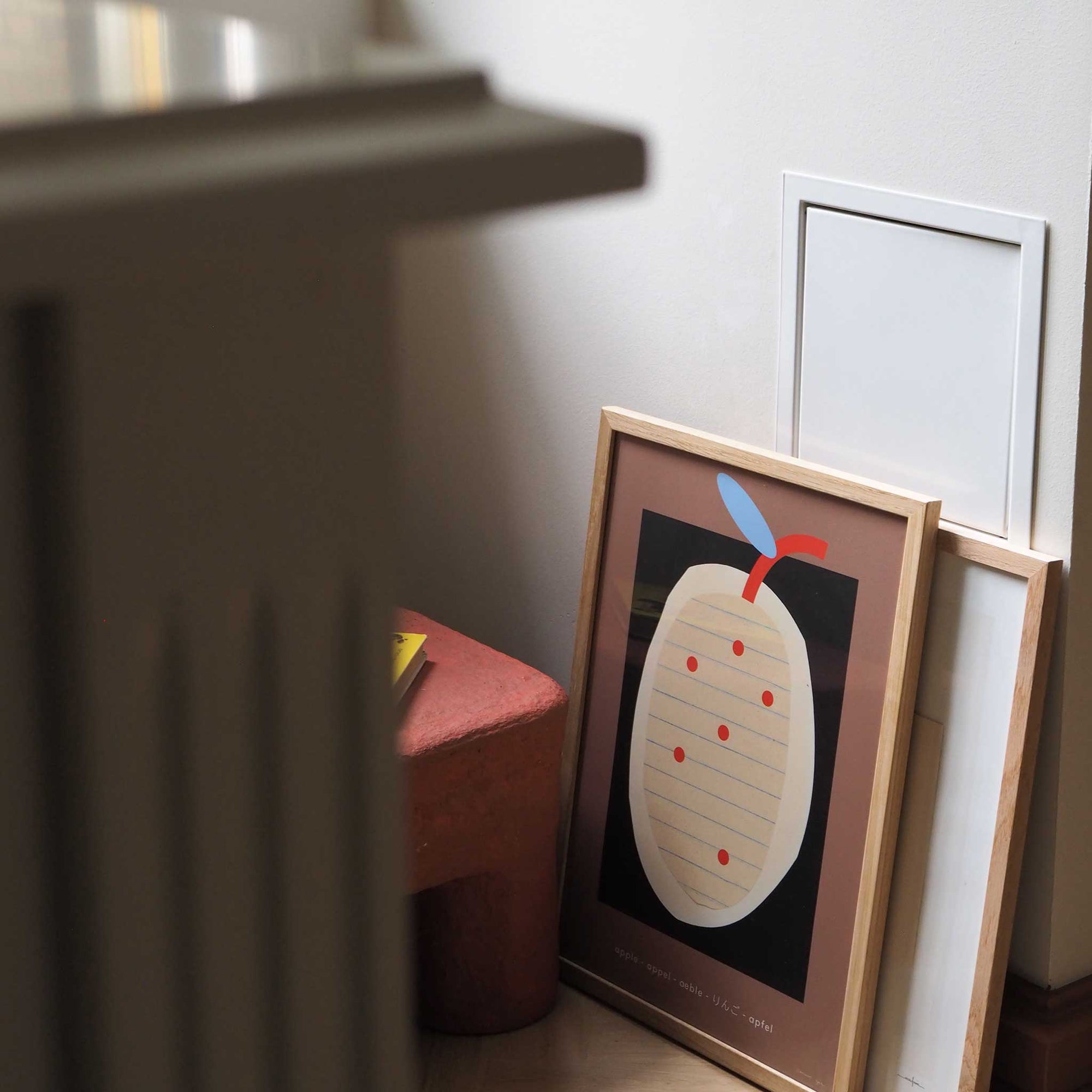 Atelier Cph（アトリエ・シーピーエイチ）は、デンマーク・コペンハーゲンを拠点とするデザインスタジオ兼アートブランドです。ミニマルで構築的なビジュアルを特徴とし、抽象アートやコラージュを中心としたアートポスターを多数手がけています。北欧デザインらしい洗練された感性とバランスの取れた構成美が魅力で、リビング、寝室、書斎、オフィスなど、あらゆる空間に調和と静けさをもたらします。幾何学的なモチーフを用いたアートは、ギャラリーウォールやモダンインテリアのアクセントにも最適。高品質な紙と印刷による仕上がりで、インテリアとしての完成度も高く評価されています。北欧アートポスター、現代アート、ミニマルデザイン、韓国インテリアなど、幅広いスタイルにマッチするスタイリッシュなアートを探している方におすすめです。