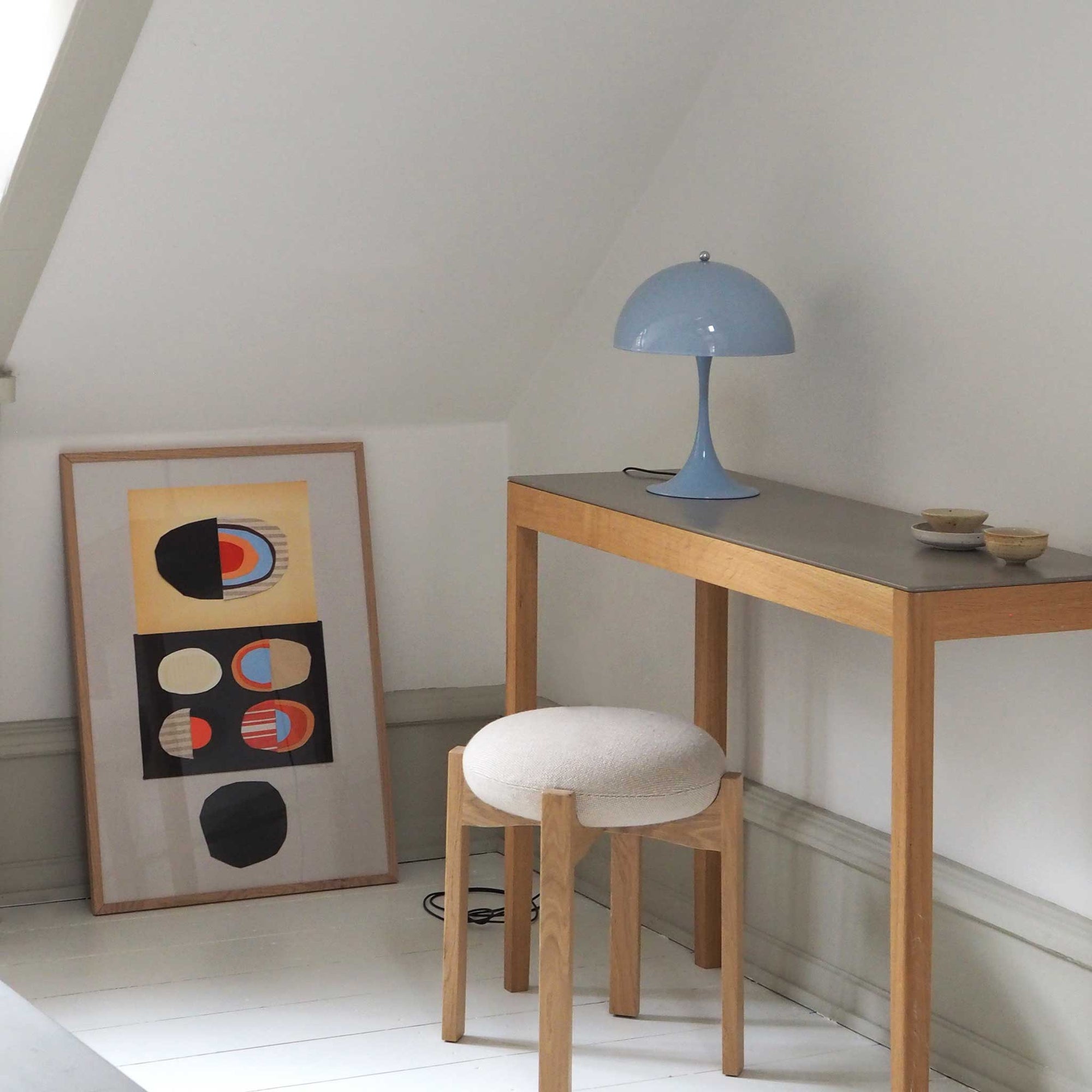 Atelier Cph（アトリエ・シーピーエイチ）は、デンマーク・コペンハーゲンを拠点とするデザインスタジオ兼アートブランドです。ミニマルで構築的なビジュアルを特徴とし、抽象アートやコラージュを中心としたアートポスターを多数手がけています。北欧デザインらしい洗練された感性とバランスの取れた構成美が魅力で、リビング、寝室、書斎、オフィスなど、あらゆる空間に調和と静けさをもたらします。幾何学的なモチーフを用いたアートは、ギャラリーウォールやモダンインテリアのアクセントにも最適。高品質な紙と印刷による仕上がりで、インテリアとしての完成度も高く評価されています。北欧アートポスター、現代アート、ミニマルデザイン、韓国インテリアなど、幅広いスタイルにマッチするスタイリッシュなアートを探している方におすすめです。