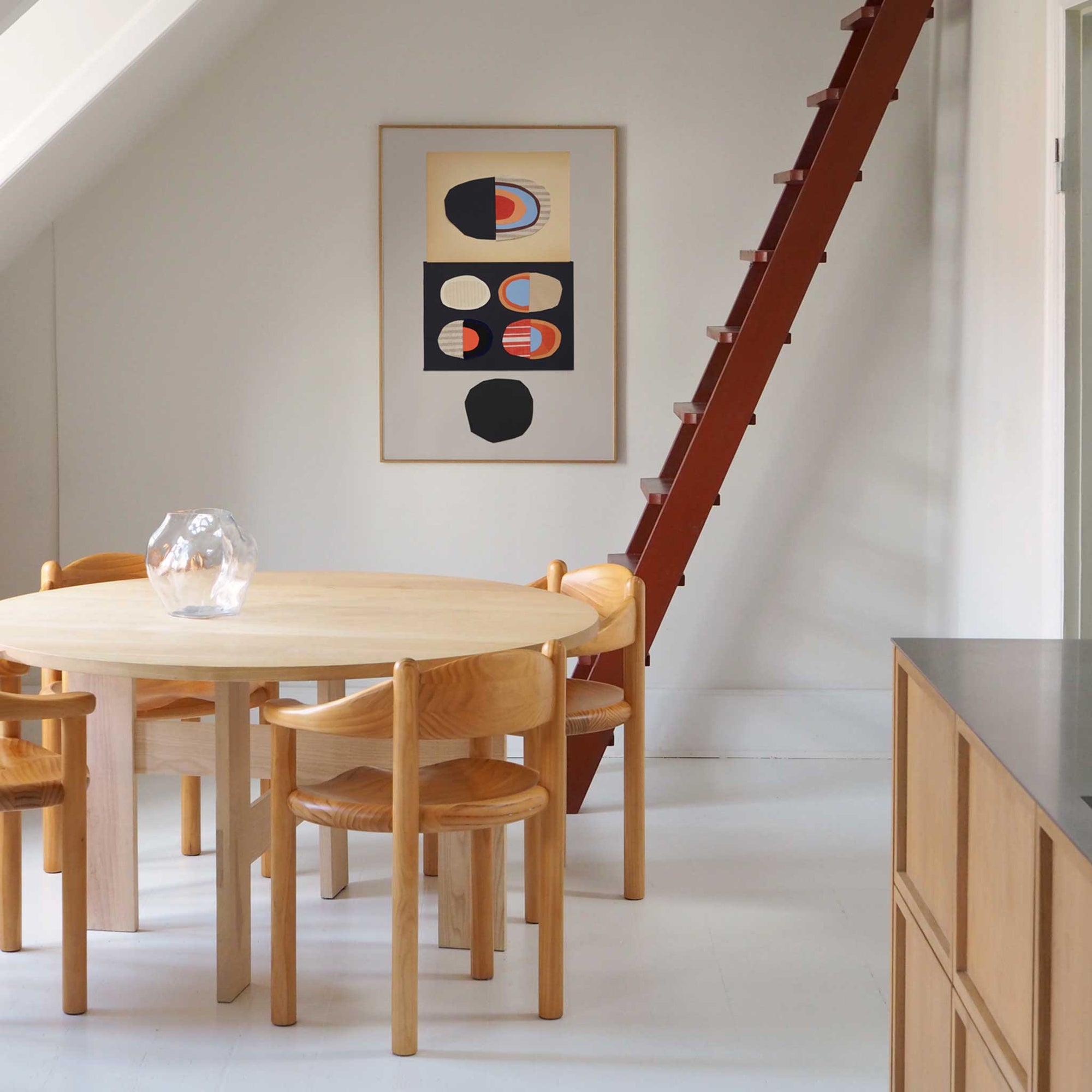 Atelier Cph（アトリエ・シーピーエイチ）は、デンマーク・コペンハーゲンを拠点とするデザインスタジオ兼アートブランドです。ミニマルで構築的なビジュアルを特徴とし、抽象アートやコラージュを中心としたアートポスターを多数手がけています。北欧デザインらしい洗練された感性とバランスの取れた構成美が魅力で、リビング、寝室、書斎、オフィスなど、あらゆる空間に調和と静けさをもたらします。幾何学的なモチーフを用いたアートは、ギャラリーウォールやモダンインテリアのアクセントにも最適。高品質な紙と印刷による仕上がりで、インテリアとしての完成度も高く評価されています。北欧アートポスター、現代アート、ミニマルデザイン、韓国インテリアなど、幅広いスタイルにマッチするスタイリッシュなアートを探している方におすすめです。