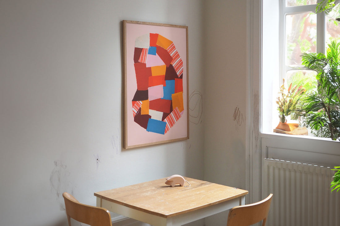 Atelier Cph（アトリエ・シーピーエイチ）は、デンマーク・コペンハーゲンを拠点とするデザインスタジオ兼アートブランドです。ミニマルで構築的なビジュアルを特徴とし、抽象アートやコラージュを中心としたアートポスターを多数手がけています。北欧デザインらしい洗練された感性とバランスの取れた構成美が魅力で、リビング、寝室、書斎、オフィスなど、あらゆる空間に調和と静けさをもたらします。幾何学的なモチーフを用いたアートは、ギャラリーウォールやモダンインテリアのアクセントにも最適。高品質な紙と印刷による仕上がりで、インテリアとしての完成度も高く評価されています。北欧アートポスター、現代アート、ミニマルデザイン、韓国インテリアなど、幅広いスタイルにマッチするスタイリッシュなアートを探している方におすすめです。