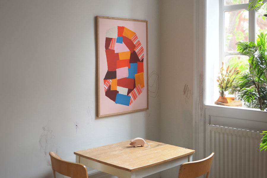Atelier Cph（アトリエ・シーピーエイチ）は、デンマーク・コペンハーゲンを拠点とするデザインスタジオ兼アートブランドです。ミニマルで構築的なビジュアルを特徴とし、抽象アートやコラージュを中心としたアートポスターを多数手がけています。北欧デザインらしい洗練された感性とバランスの取れた構成美が魅力で、リビング、寝室、書斎、オフィスなど、あらゆる空間に調和と静けさをもたらします。幾何学的なモチーフを用いたアートは、ギャラリーウォールやモダンインテリアのアクセントにも最適。高品質な紙と印刷による仕上がりで、インテリアとしての完成度も高く評価されています。北欧アートポスター、現代アート、ミニマルデザイン、韓国インテリアなど、幅広いスタイルにマッチするスタイリッシュなアートを探している方におすすめです。