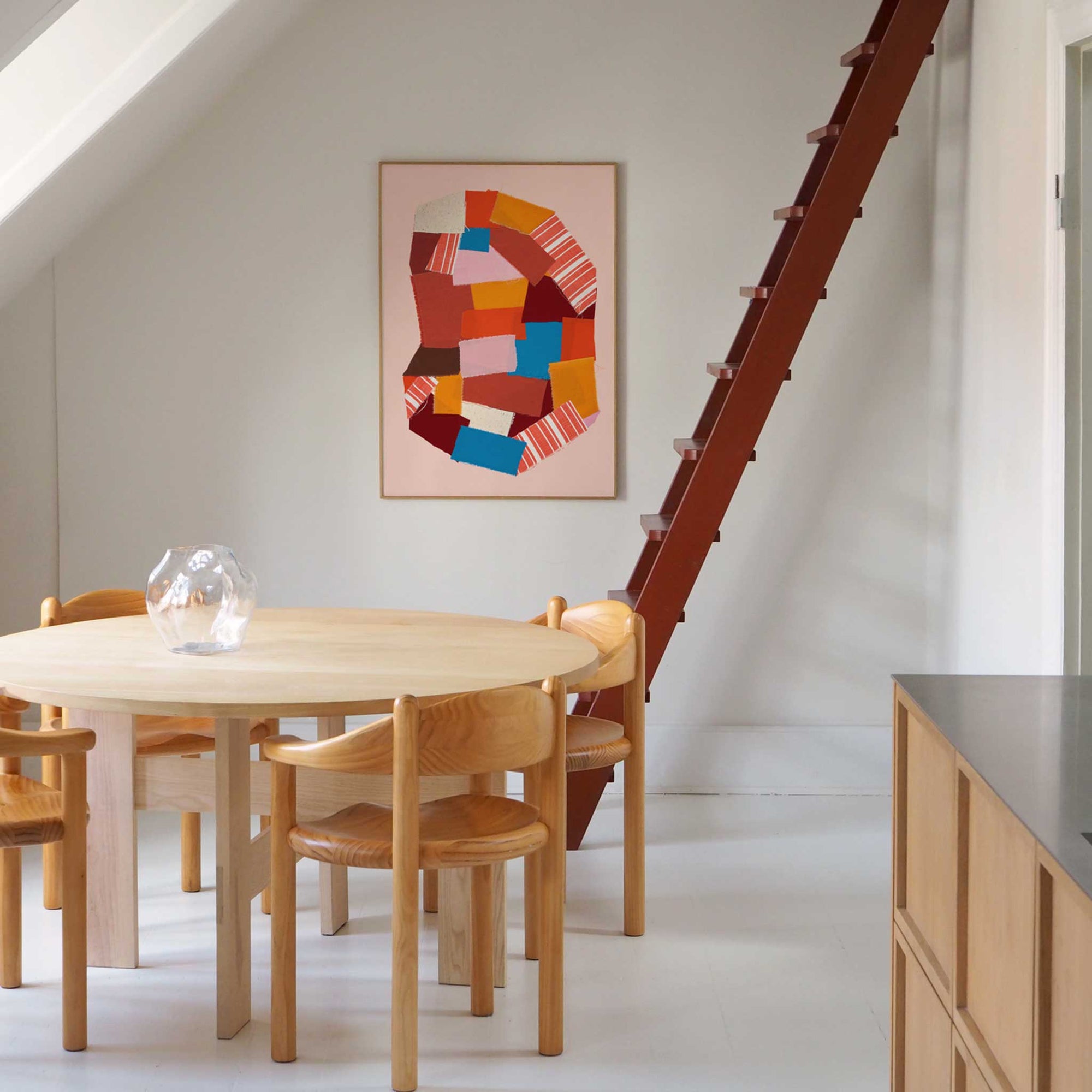 Atelier Cph（アトリエ・シーピーエイチ）は、デンマーク・コペンハーゲンを拠点とするデザインスタジオ兼アートブランドです。ミニマルで構築的なビジュアルを特徴とし、抽象アートやコラージュを中心としたアートポスターを多数手がけています。北欧デザインらしい洗練された感性とバランスの取れた構成美が魅力で、リビング、寝室、書斎、オフィスなど、あらゆる空間に調和と静けさをもたらします。幾何学的なモチーフを用いたアートは、ギャラリーウォールやモダンインテリアのアクセントにも最適。高品質な紙と印刷による仕上がりで、インテリアとしての完成度も高く評価されています。北欧アートポスター、現代アート、ミニマルデザイン、韓国インテリアなど、幅広いスタイルにマッチするスタイリッシュなアートを探している方におすすめです。