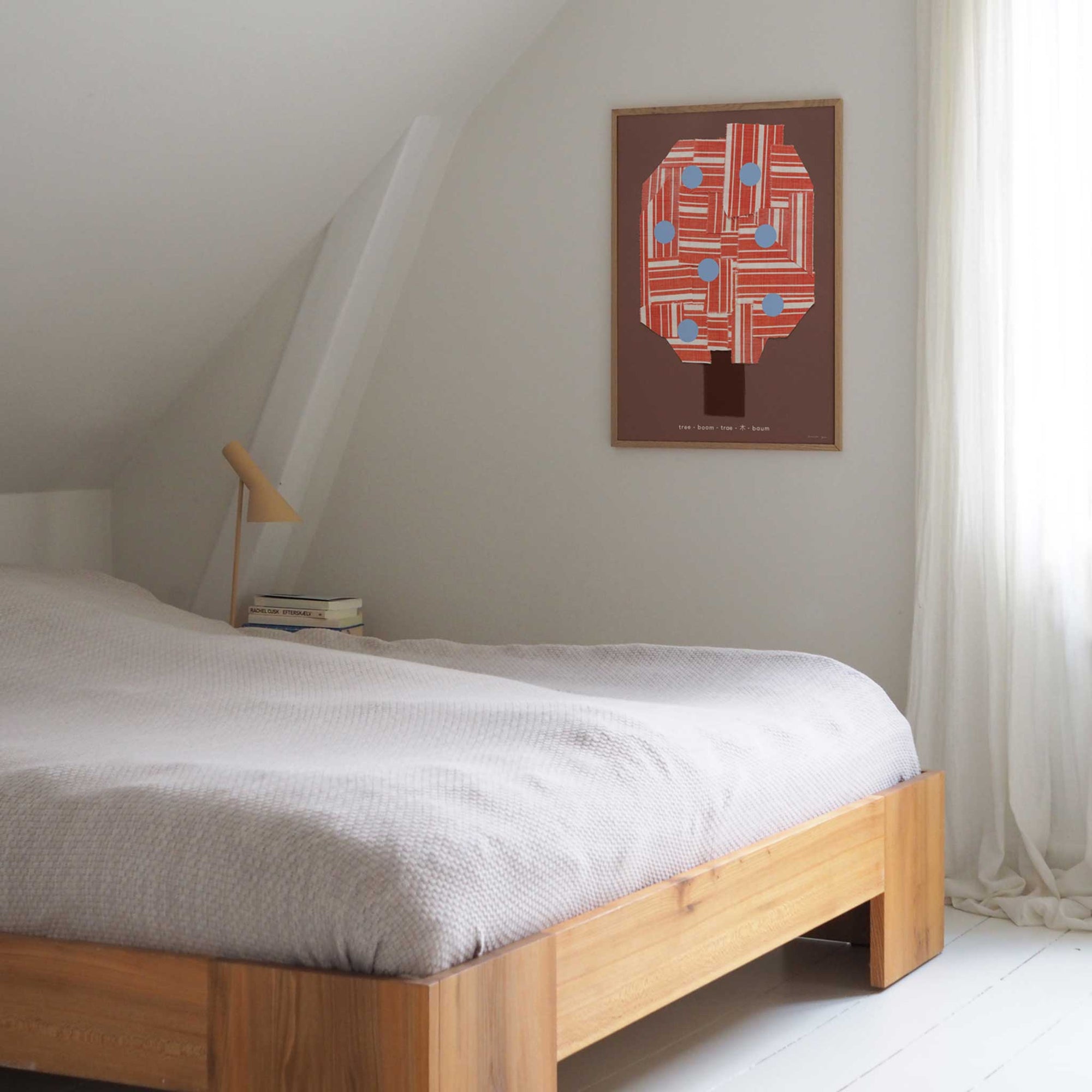 Atelier Cph（アトリエ・シーピーエイチ）は、デンマーク・コペンハーゲンを拠点とするデザインスタジオ兼アートブランドです。ミニマルで構築的なビジュアルを特徴とし、抽象アートやコラージュを中心としたアートポスターを多数手がけています。北欧デザインらしい洗練された感性とバランスの取れた構成美が魅力で、リビング、寝室、書斎、オフィスなど、あらゆる空間に調和と静けさをもたらします。幾何学的なモチーフを用いたアートは、ギャラリーウォールやモダンインテリアのアクセントにも最適。高品質な紙と印刷による仕上がりで、インテリアとしての完成度も高く評価されています。北欧アートポスター、現代アート、ミニマルデザイン、韓国インテリアなど、幅広いスタイルにマッチするスタイリッシュなアートを探している方におすすめです。