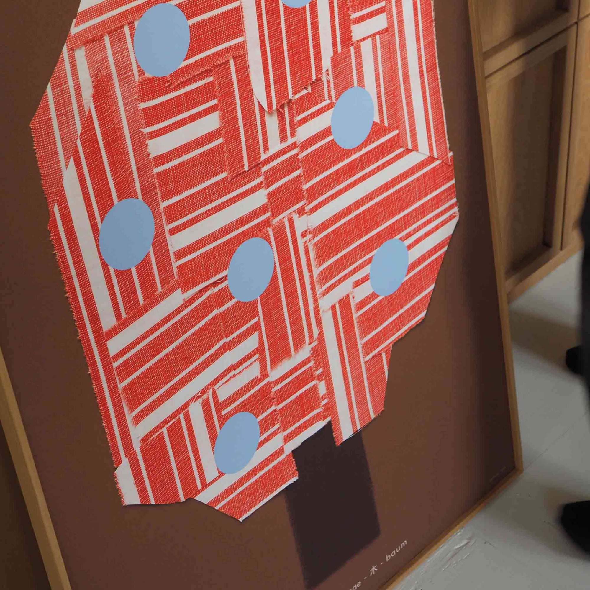 Atelier Cph（アトリエ・シーピーエイチ）は、デンマーク・コペンハーゲンを拠点とするデザインスタジオ兼アートブランドです。ミニマルで構築的なビジュアルを特徴とし、抽象アートやコラージュを中心としたアートポスターを多数手がけています。北欧デザインらしい洗練された感性とバランスの取れた構成美が魅力で、リビング、寝室、書斎、オフィスなど、あらゆる空間に調和と静けさをもたらします。幾何学的なモチーフを用いたアートは、ギャラリーウォールやモダンインテリアのアクセントにも最適。高品質な紙と印刷による仕上がりで、インテリアとしての完成度も高く評価されています。北欧アートポスター、現代アート、ミニマルデザイン、韓国インテリアなど、幅広いスタイルにマッチするスタイリッシュなアートを探している方におすすめです。