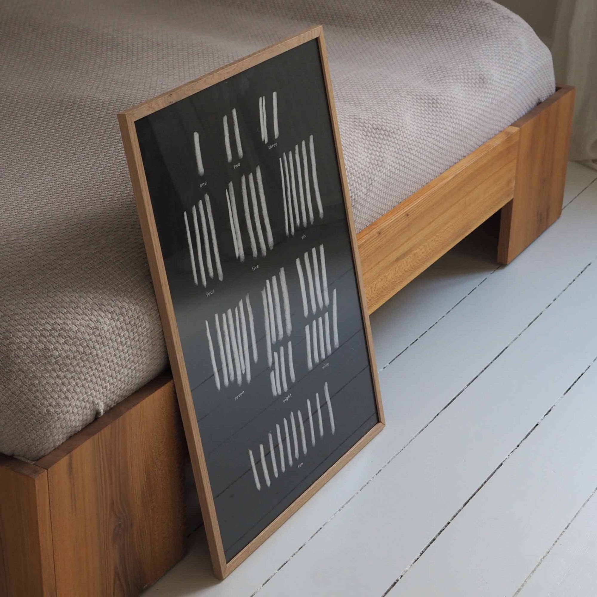 Atelier Cph（アトリエ・シーピーエイチ）は、デンマーク・コペンハーゲンを拠点とするデザインスタジオ兼アートブランドです。ミニマルで構築的なビジュアルを特徴とし、抽象アートやコラージュを中心としたアートポスターを多数手がけています。北欧デザインらしい洗練された感性とバランスの取れた構成美が魅力で、リビング、寝室、書斎、オフィスなど、あらゆる空間に調和と静けさをもたらします。幾何学的なモチーフを用いたアートは、ギャラリーウォールやモダンインテリアのアクセントにも最適。高品質な紙と印刷による仕上がりで、インテリアとしての完成度も高く評価されています。北欧アートポスター、現代アート、ミニマルデザイン、韓国インテリアなど、幅広いスタイルにマッチするスタイリッシュなアートを探している方におすすめです。