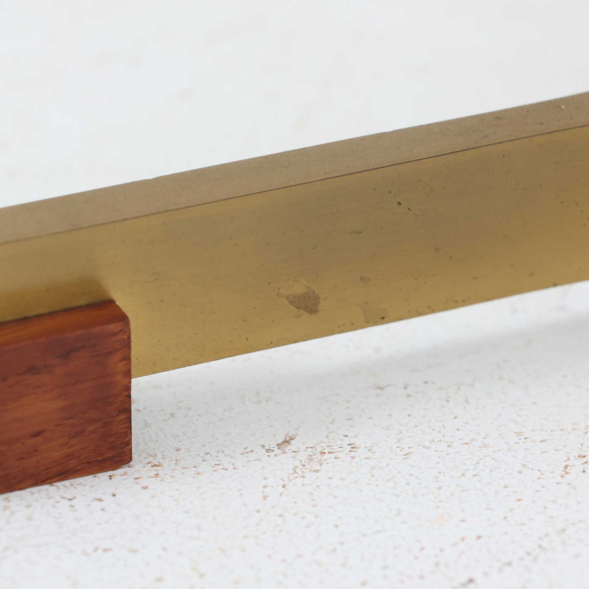 Jo HammerborgがFog &amp; Morupのために手がけた「Monolit」は、真鍮のシャフトにチーク材のアクセントを加えたミニマルで洗練されたフロアランプです。高さ164cmの堂々たるプロポーションに、Y字型の真鍮ベースが独自の存在感を放ち、リネンシェードを通した柔らかな光が空間に落ち着きを与えます。素材のコントラストと構造美が際立つ一台は、北欧ビンテージ照明の中でも特に希少な逸品といえるでしょう。