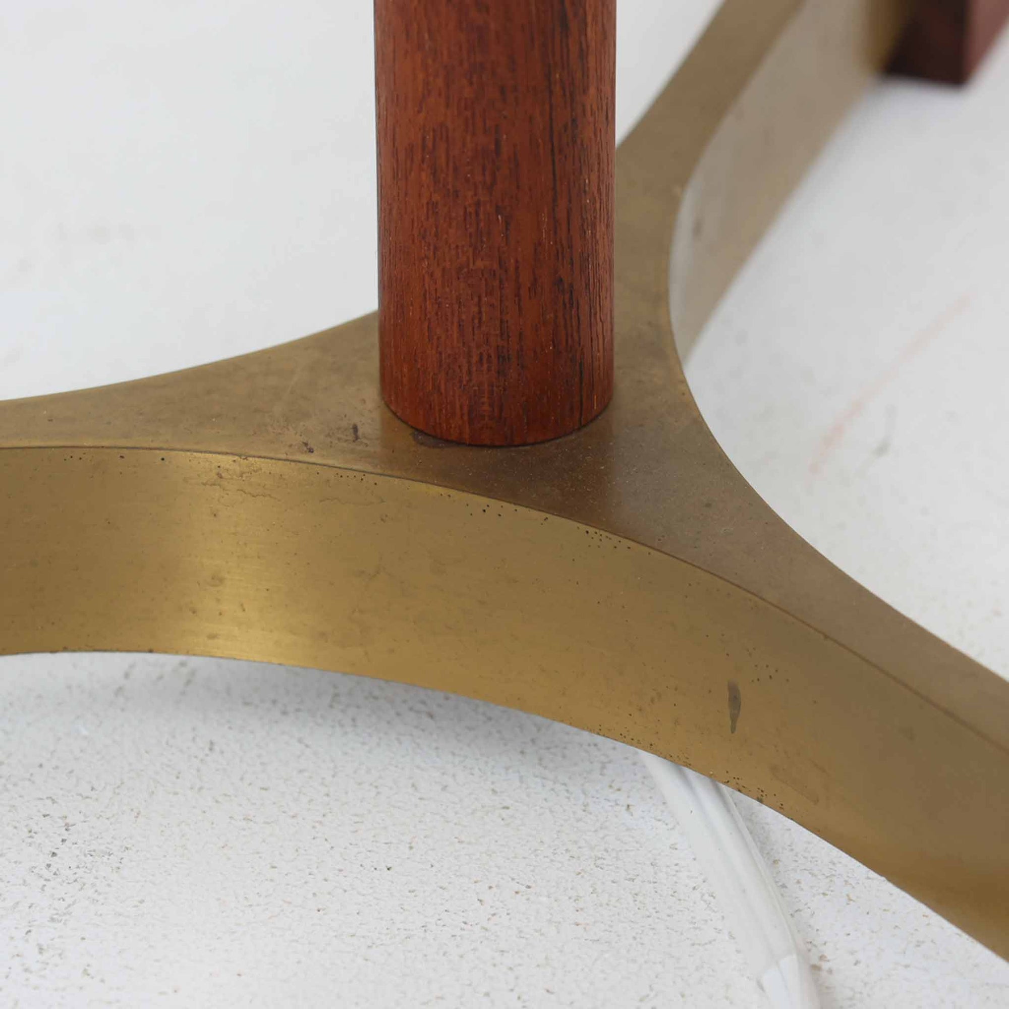 Jo HammerborgがFog &amp; Morupのために手がけた「Monolit」は、真鍮のシャフトにチーク材のアクセントを加えたミニマルで洗練されたフロアランプです。高さ164cmの堂々たるプロポーションに、Y字型の真鍮ベースが独自の存在感を放ち、リネンシェードを通した柔らかな光が空間に落ち着きを与えます。素材のコントラストと構造美が際立つ一台は、北欧ビンテージ照明の中でも特に希少な逸品といえるでしょう。