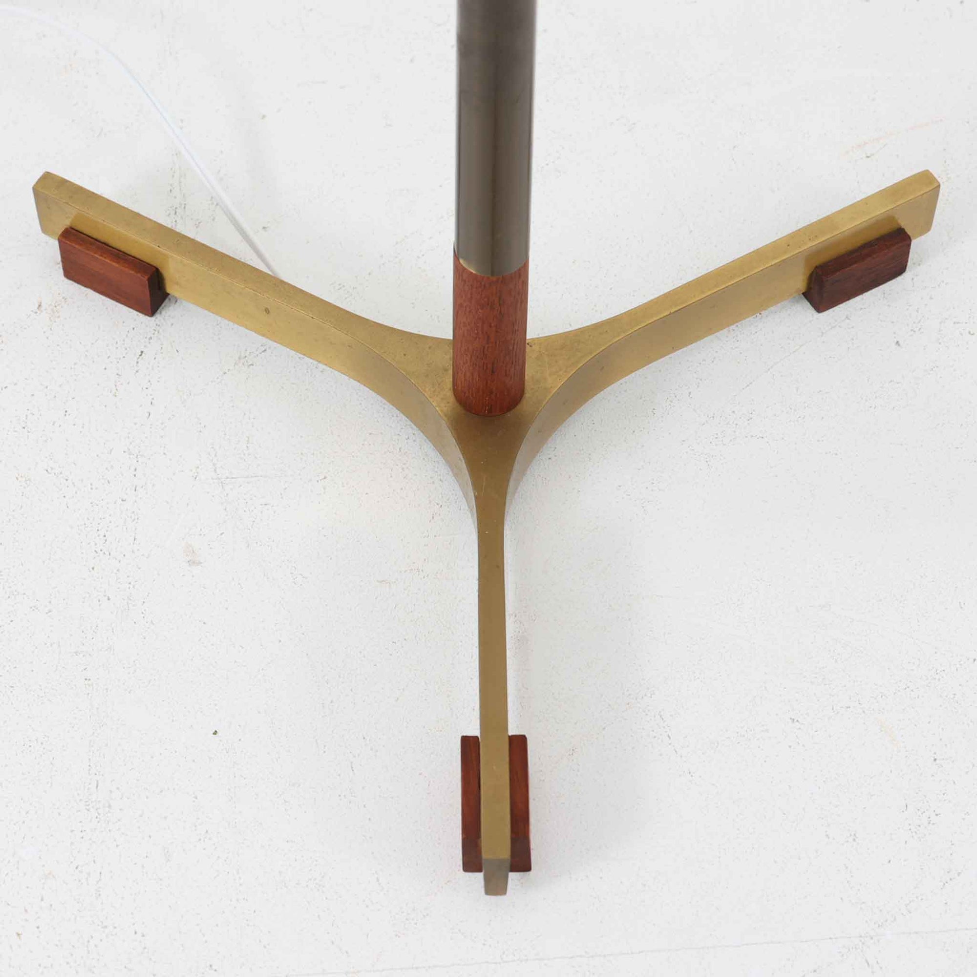 Jo HammerborgがFog &amp; Morupのために手がけた「Monolit」は、真鍮のシャフトにチーク材のアクセントを加えたミニマルで洗練されたフロアランプです。高さ164cmの堂々たるプロポーションに、Y字型の真鍮ベースが独自の存在感を放ち、リネンシェードを通した柔らかな光が空間に落ち着きを与えます。素材のコントラストと構造美が際立つ一台は、北欧ビンテージ照明の中でも特に希少な逸品といえるでしょう。