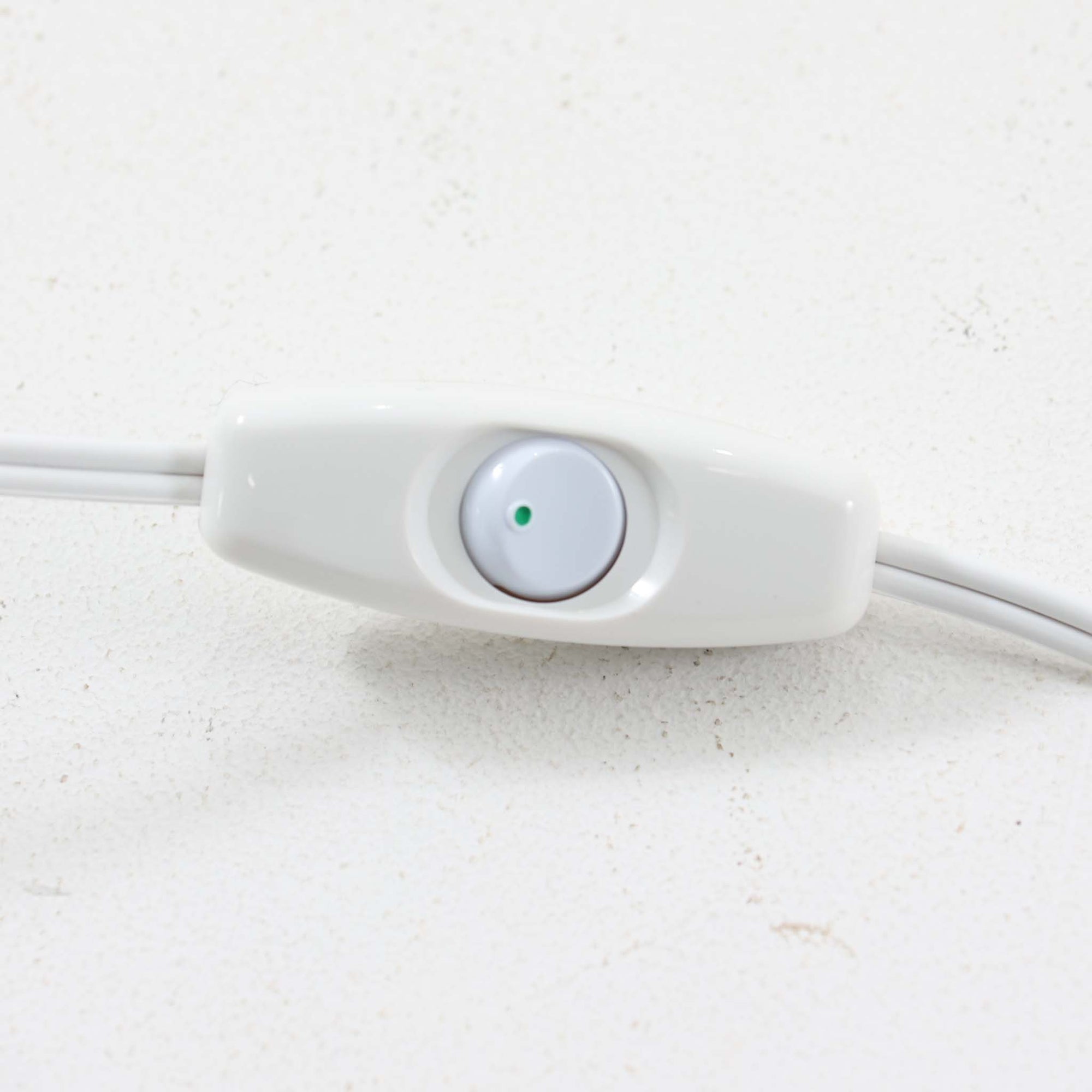 Jo HammerborgがFog &amp; Morupのために手がけた「Monolit」は、真鍮のシャフトにチーク材のアクセントを加えたミニマルで洗練されたフロアランプです。高さ164cmの堂々たるプロポーションに、Y字型の真鍮ベースが独自の存在感を放ち、リネンシェードを通した柔らかな光が空間に落ち着きを与えます。素材のコントラストと構造美が際立つ一台は、北欧ビンテージ照明の中でも特に希少な逸品といえるでしょう。