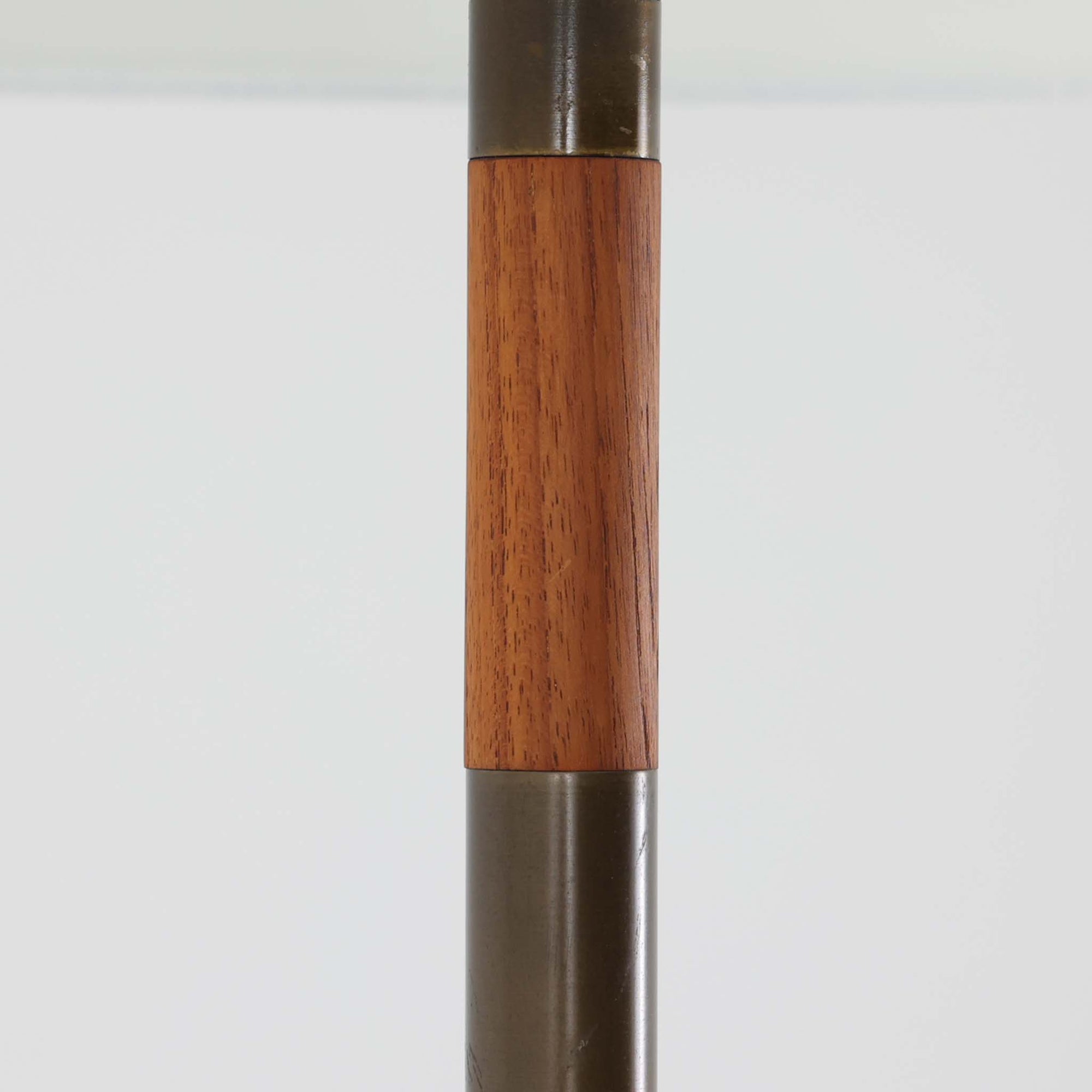 Jo HammerborgがFog &amp; Morupのために手がけた「Monolit」は、真鍮のシャフトにチーク材のアクセントを加えたミニマルで洗練されたフロアランプです。高さ164cmの堂々たるプロポーションに、Y字型の真鍮ベースが独自の存在感を放ち、リネンシェードを通した柔らかな光が空間に落ち着きを与えます。素材のコントラストと構造美が際立つ一台は、北欧ビンテージ照明の中でも特に希少な逸品といえるでしょう。