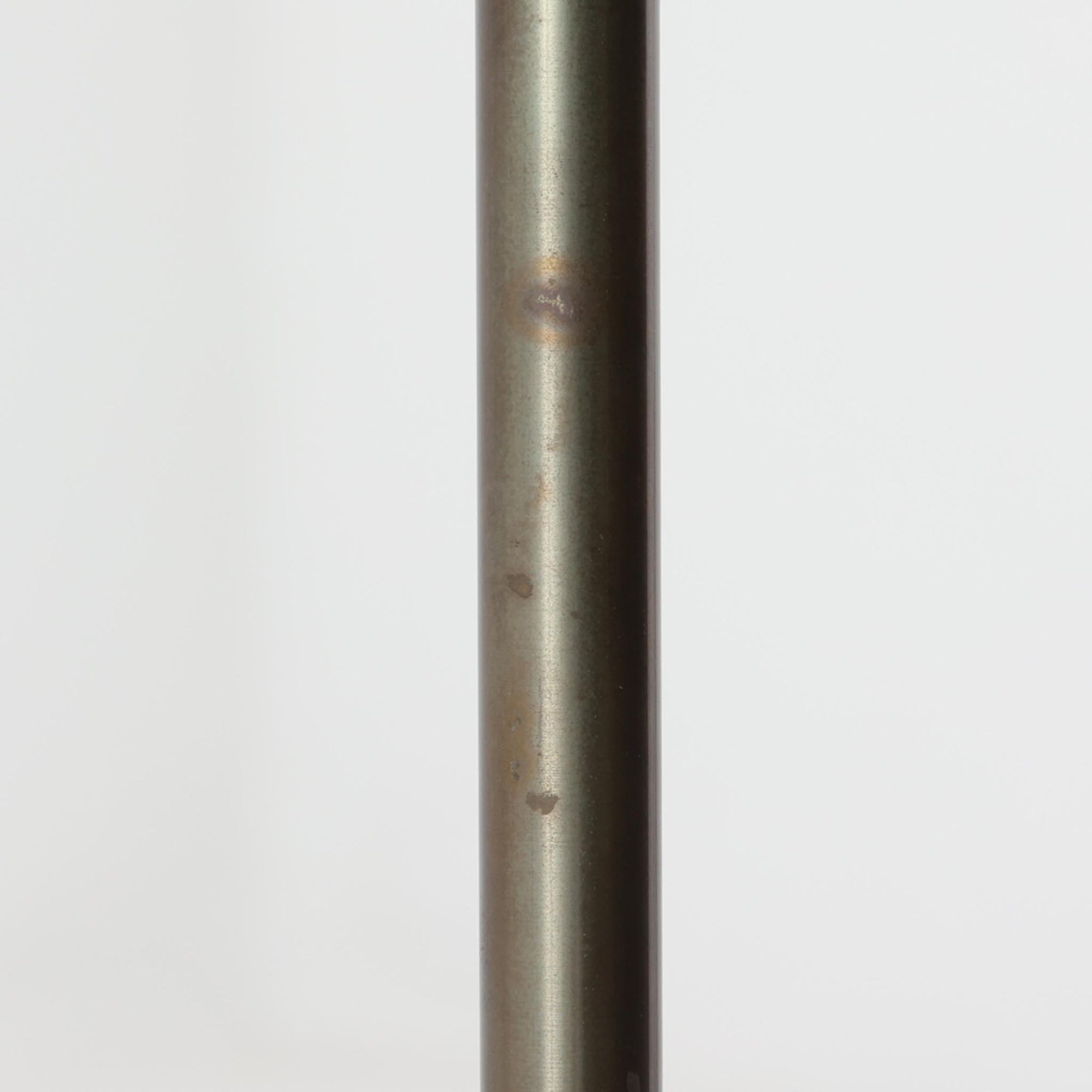 Jo HammerborgがFog &amp; Morupのために手がけた「Monolit」は、真鍮のシャフトにチーク材のアクセントを加えたミニマルで洗練されたフロアランプです。高さ164cmの堂々たるプロポーションに、Y字型の真鍮ベースが独自の存在感を放ち、リネンシェードを通した柔らかな光が空間に落ち着きを与えます。素材のコントラストと構造美が際立つ一台は、北欧ビンテージ照明の中でも特に希少な逸品といえるでしょう。