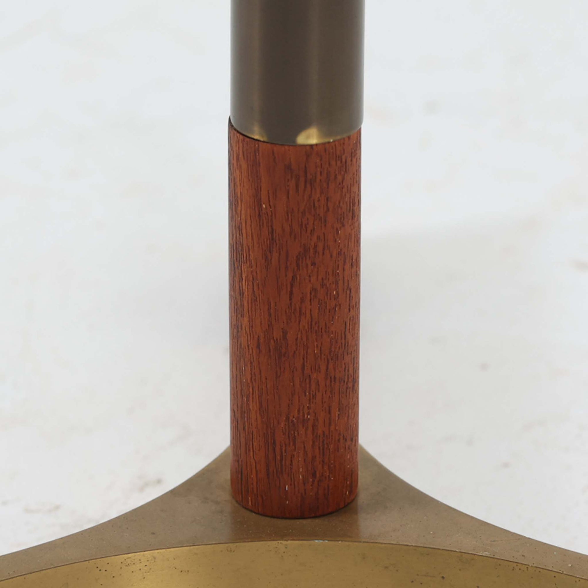Jo HammerborgがFog &amp; Morupのために手がけた「Monolit」は、真鍮のシャフトにチーク材のアクセントを加えたミニマルで洗練されたフロアランプです。高さ164cmの堂々たるプロポーションに、Y字型の真鍮ベースが独自の存在感を放ち、リネンシェードを通した柔らかな光が空間に落ち着きを与えます。素材のコントラストと構造美が際立つ一台は、北欧ビンテージ照明の中でも特に希少な逸品といえるでしょう。
