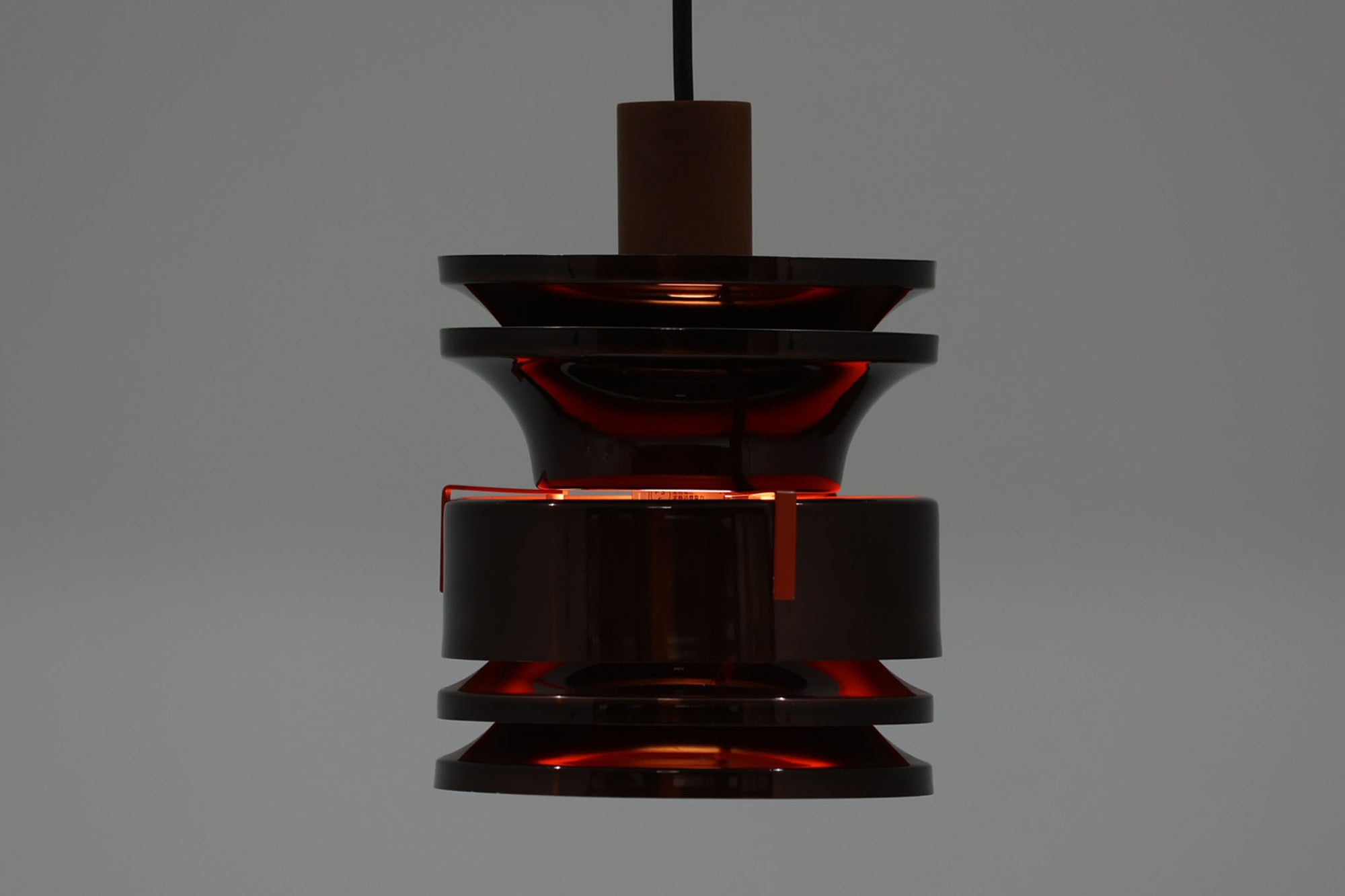 北欧より買い付けたペンダントライトです。重なったシェードがお洒落です。光沢のある濃いブラウン色の様な色味で、お部屋に落ち着いた雰囲気を与えてくれそうです。