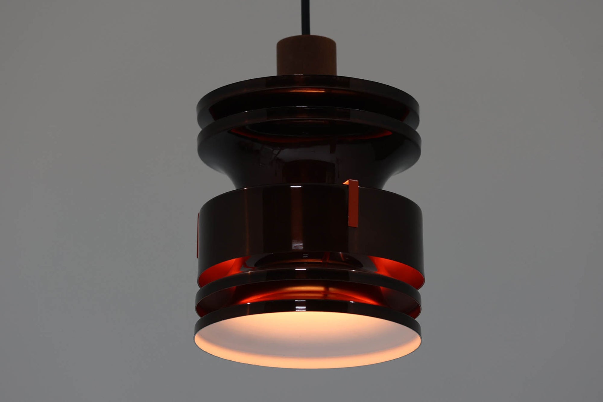 北欧より買い付けたペンダントライトです。重なったシェードがお洒落です。光沢のある濃いブラウン色の様な色味で、お部屋に落ち着いた雰囲気を与えてくれそうです。