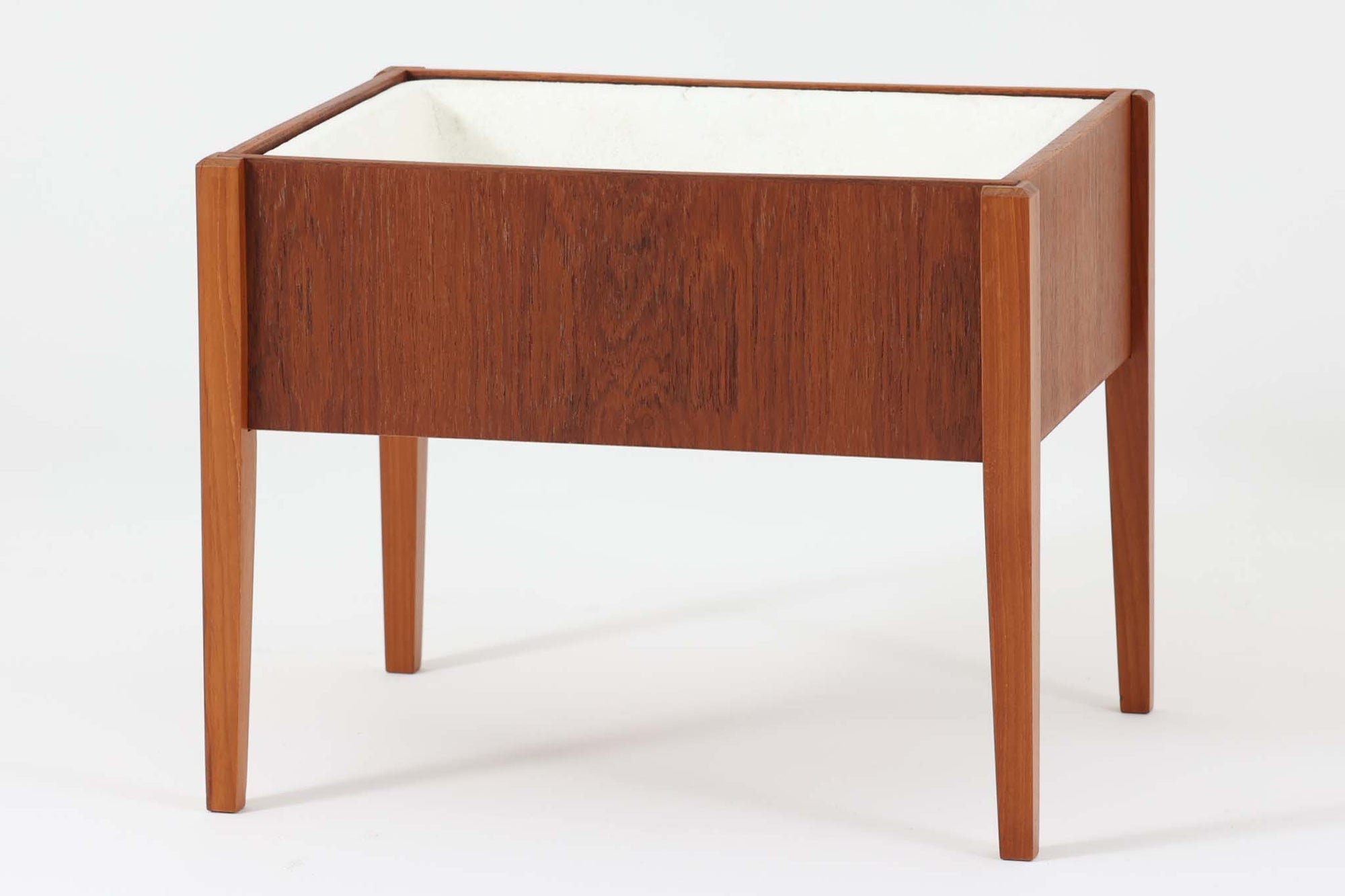 デンマーク製のプランターです。良質なチーク材が贅沢に使用されており、その温かみのある色合いと美しい木目が特徴です。シンプルながらも高級感があり、どんなインテリアにも調和するデザインが魅力です。経年変化により深みを増すチーク材の風合いが、長くお楽しみいただけます。