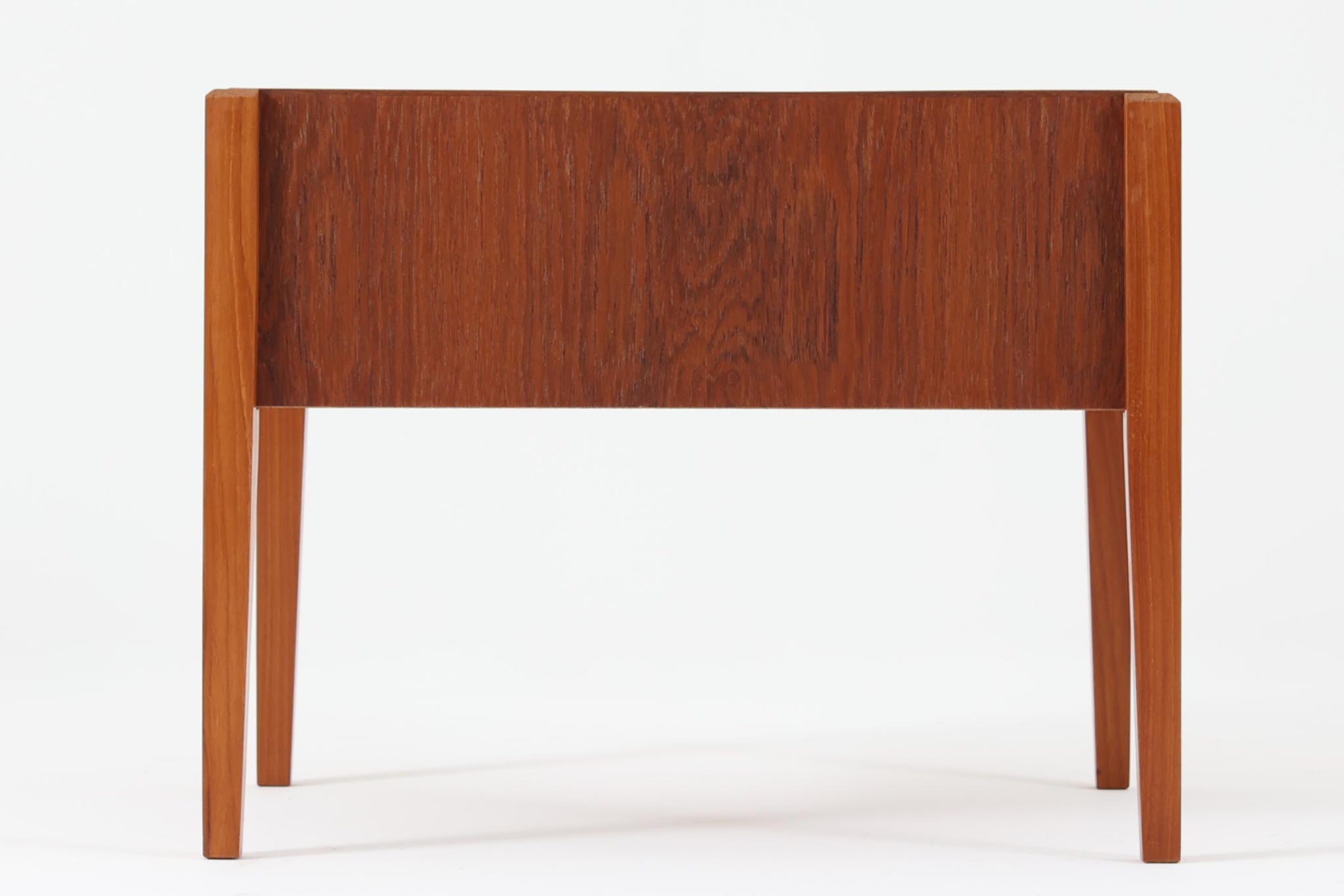 デンマーク製のプランターです。良質なチーク材が贅沢に使用されており、その温かみのある色合いと美しい木目が特徴です。シンプルながらも高級感があり、どんなインテリアにも調和するデザインが魅力です。経年変化により深みを増すチーク材の風合いが、長くお楽しみいただけます。