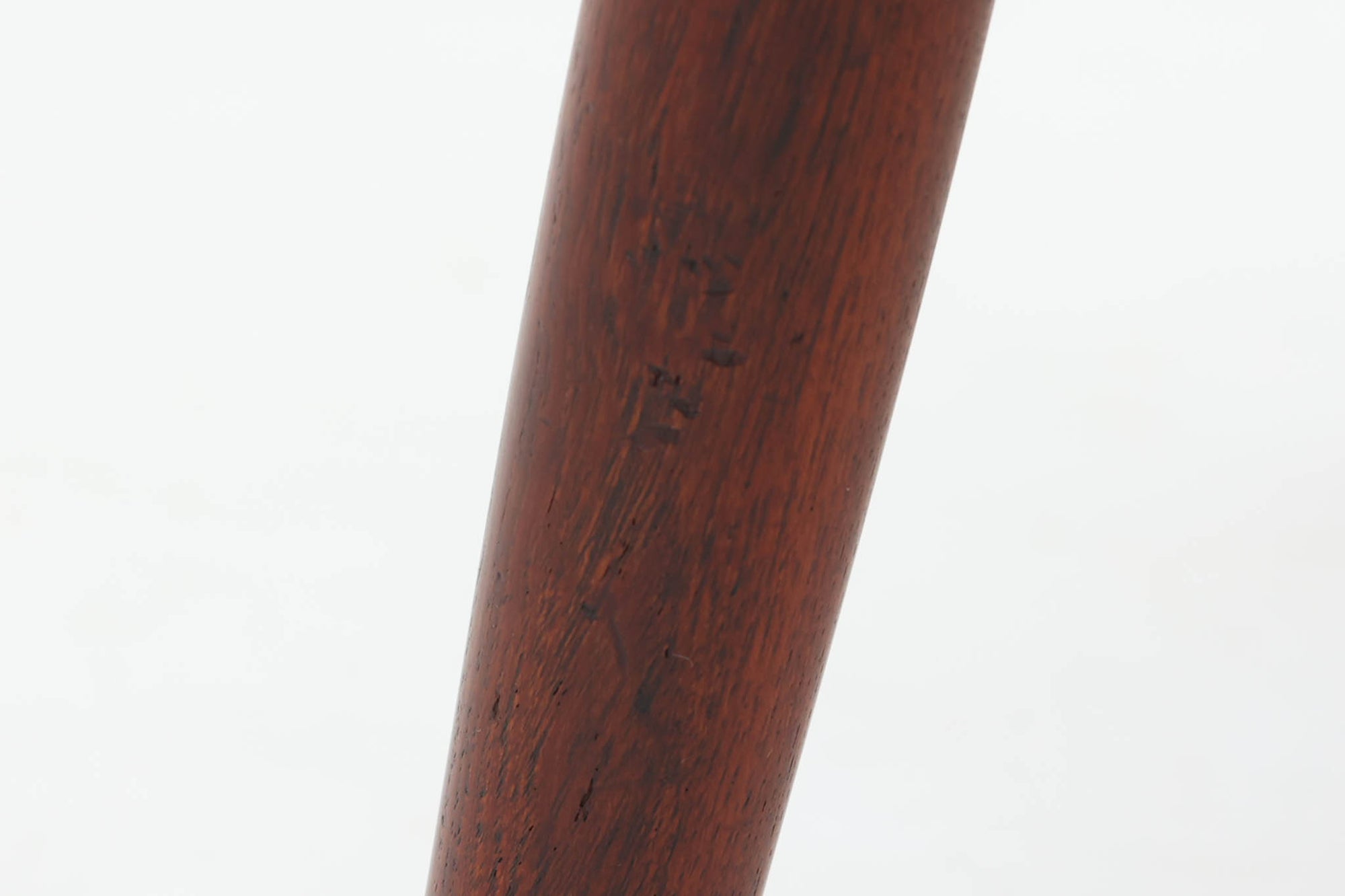 「GE240」のオットマンです。ge290はシンプルな形状ですが、こちらは少し脚が斜めになっていたりとデザイン性が感じられます。 クッションはスプリングが内包されており、座り心地も良好です。チーク材が使用された非常に希少価値の高いモデルで、現地でも中々見つけることが出来ません。GE240のソファをお持ちの方はお見逃しのないよう、この機会に是非ご検討ください。