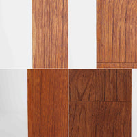 デンマークのHorsens Mobelfabrik社によるディスプレイシェルフは、温かみあるチーク材を使用した端正な佇まいが魅力の一台です。上段には可動棚が4枚備わっており、書籍やオブジェなどのディスプレイに最適です。下段は観音開きの収納扉付きで、見せる収納と隠す収納を両立。すっきりとした脚部構造と洗練された金属取手がアクセントとなり、北欧らしい実用性と美しさを兼ね備えたビンテージ家具です。