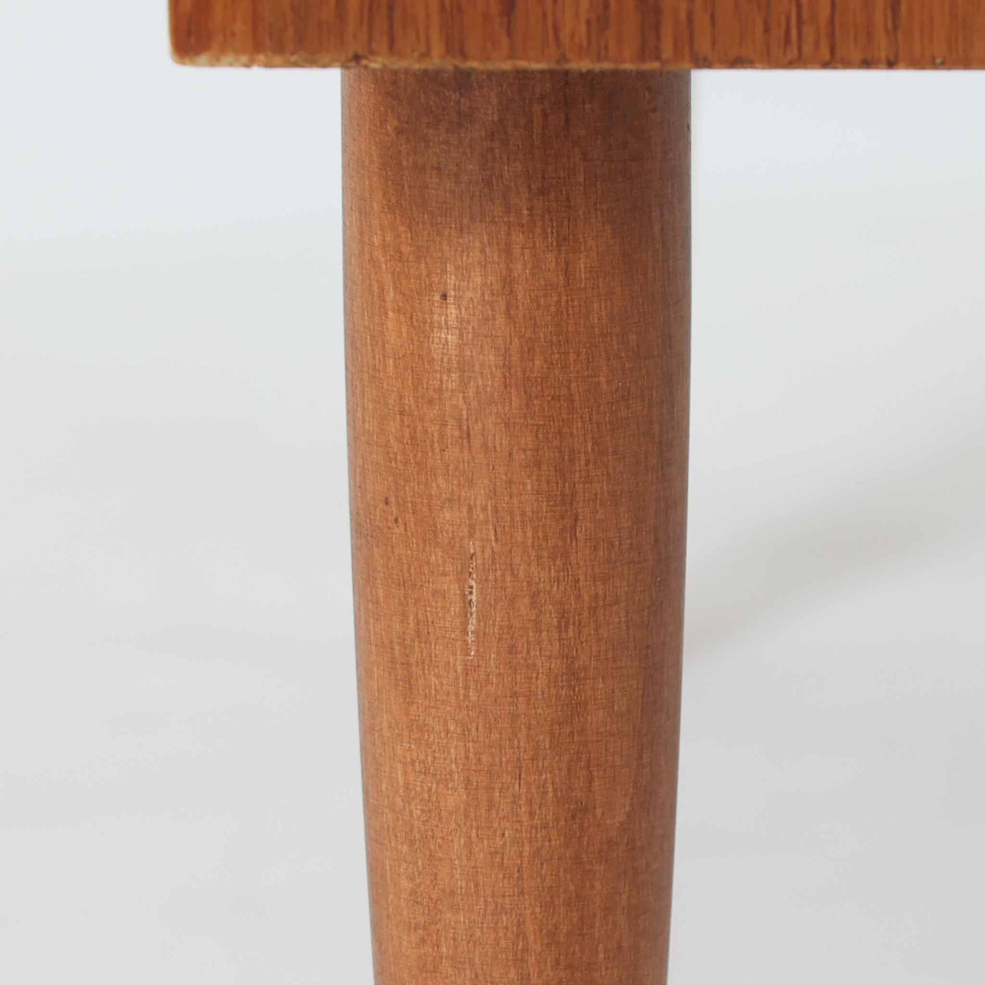 デンマークのHorsens Mobelfabrik社によるディスプレイシェルフは、温かみあるチーク材を使用した端正な佇まいが魅力の一台です。上段には可動棚が4枚備わっており、書籍やオブジェなどのディスプレイに最適です。下段は観音開きの収納扉付きで、見せる収納と隠す収納を両立。すっきりとした脚部構造と洗練された金属取手がアクセントとなり、北欧らしい実用性と美しさを兼ね備えたビンテージ家具です。